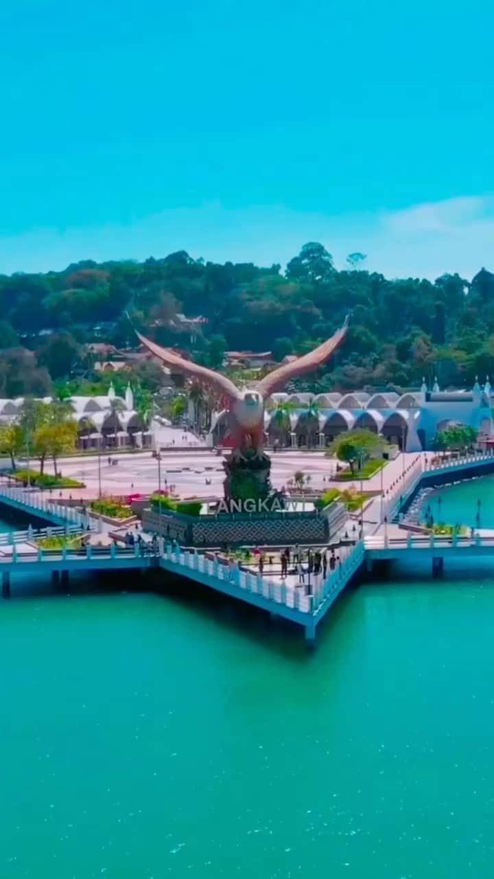 エアアジアのインスタグラム：「Visit Langkawi! 🏝️✨  The Perfect Blend of ‘Sun’ and ‘Fun’! SNAP our Return Flights + 3D2N Hotel Deal only from RM164/guest!  Booking Period: Now - 4 Jun 2023 Travel Period: 5 Jun - 5 Sep 2023 T&Cs apply.   #airasiasuperapp #flightsandhotel #snap」