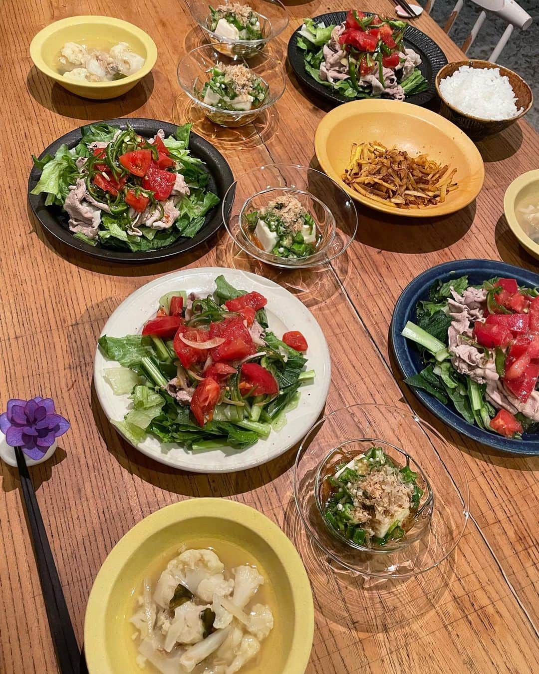 黄川田としえのインスタグラム：「昨日はいつものリカバリー豚しゃぶサラダやオクラ冷や奴、さつまいものきんぴらなどなど。 撮影の最終確認のために作ったご飯をそのまま晩ごはんにスライド。。  久しぶりに晩ごはん時にいたリーちゃんに お箸置いて！！色々運んでー！ と頼んだら、 私のところだけ箸置きとっても華やかになってた😂 リーちゃんてわんぱく少年みたいだけど、小さい頃から時折こういうことする。 サプライズが好きな子。ありがと♡  #tottogohan  #晩ごはん #おうちごはん#dinner #tottorico」