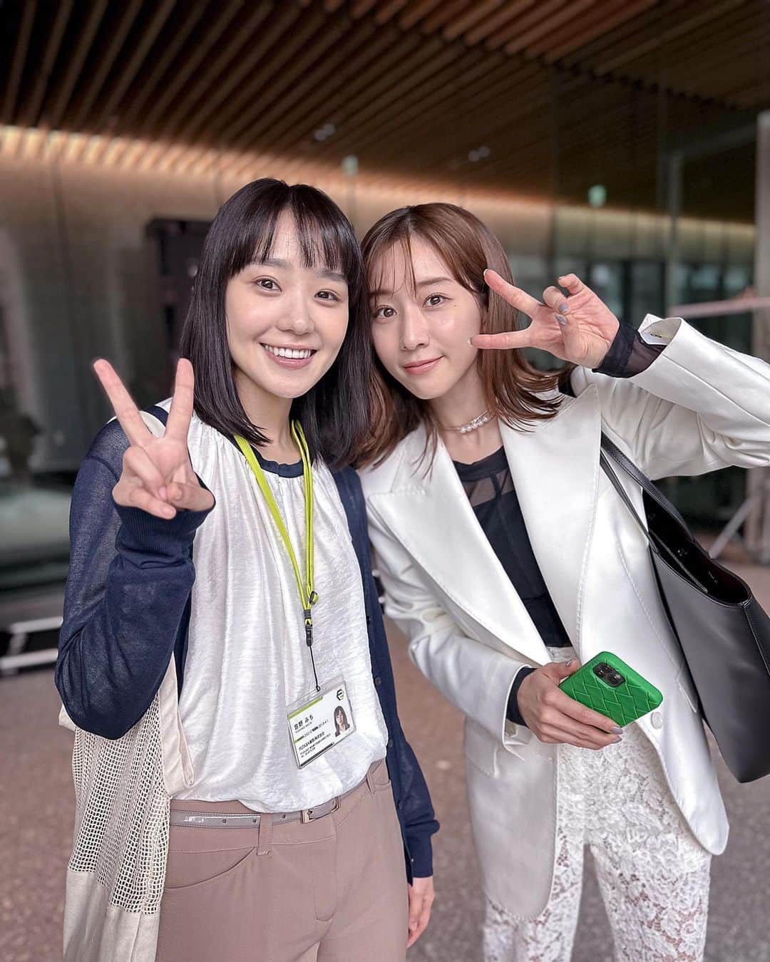 あなたがしてくれなくてものインスタグラム：「． 🫧オフショットをお届け🫧  ７話ラストで みちを待ち伏せする楓のシーン…  ドラマの雰囲気とは違う 仲良しツーショットを📸  #あなたがしてくれなくても  #奈緒  #田中みな実   📣 ８話の #TVer 見逃し無料配信は 　　次回放送まで！ 　　まだの方ももう一度見たい方も 　　お見逃しなく👀✨ 📺１〜３話も変わらず無料配信中 　　プロフィール欄のリンクからチェック！」