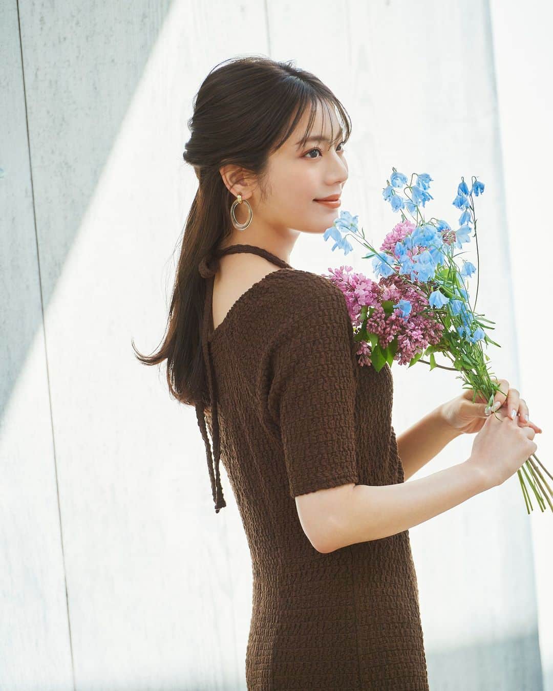NATURAL BEAUTY BASICのインスタグラム：「貴島明日香さんが素敵に着こなしてくださった 初夏の新作webカタログ、第2弾が大好評公開中♡  ■ホルターネックジャガードカットソーワンピース ¥9,900 tax in size:FR color:クロ/ダークブラウン/クレイピンク #0173246640  ---------------------------  Relaxy lady Feat.Asuka Kijima  貴島明日香さんが凛と着こなすサマーコレクションをお届け。 ホルターネックのロングドレスに、Ｖネックのジャンスカ、 ボクシーシルエットのカラーカーデetc.  これからの季節にぴったりな リラックスムードのフェミニン服が出揃いました。  詳しくは @naturalbeautybasic_official プロフィールのURLより webカタログをチェック♪  #貴島明日香 さん #カットソーワンピース #ワンピース #ホルターネック #ブラウンワンピース #夏コーデ #お出かけコーデ #オフィスコーデ #オフィスカジュアル #通勤コーデ #大人可愛い #カラーコーデ  #着回しコーデ #きれいめカジュアル  #ベーシックコーデ #ベーシック #ナチュラルコーデ #トレンドスタイル #シンプルコーデ #ナチュラルビューティーベーシック #naturalbeautybasic」