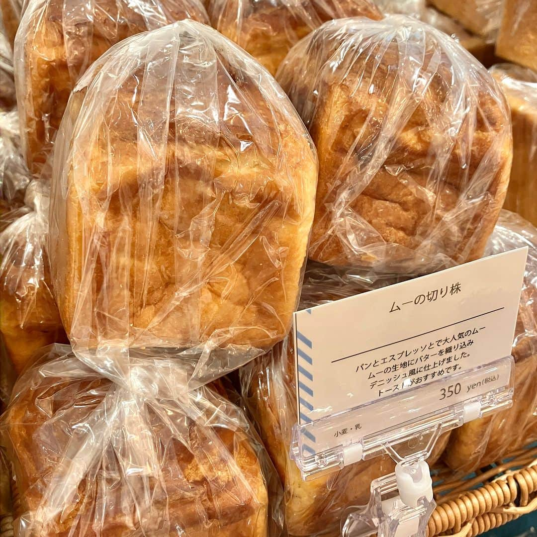 daimarusapporoさんのインスタグラム写真 - (daimarusapporoInstagram)「パンもスイーツも気になる🍞🥐❤ 3階 キキヨコチョに〈#パンとエスプレッソと〉が期間限定で登場！  フレンチトーストや食パン、クッキーサンドやカヌレなど…… 気になるパンとスイーツが種類豊富にそろいました❤  今回の注目は…… #なんとかスクエア キューブ型のチョコレートにとろとろのムースが😳割って楽しいスイーツです。 #シュプリームクロワッサン 渦巻き状のクロワッサン！抹茶や苺などの味を楽しめます。 #シュヌレ カヌレ型のシュー生地にクリームがたっぷり❤  もちろん、食パン「ムー」やチョココロネなどの人気商品も🌷 ぜひ店頭でご覧ください😉  ※6/6(火)まで  #大丸札幌 #お取り寄せスイーツ #札幌パン #札幌食パン #チョココロネ #クッキーサンド #カヌレ #札幌スイーツ」6月2日 18時00分 - daimarusapporo