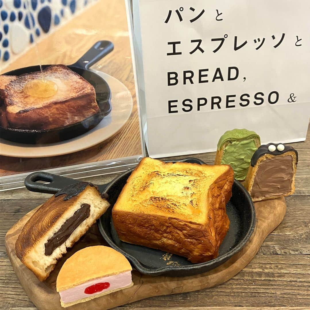 daimarusapporoさんのインスタグラム写真 - (daimarusapporoInstagram)「パンもスイーツも気になる🍞🥐❤ 3階 キキヨコチョに〈#パンとエスプレッソと〉が期間限定で登場！  フレンチトーストや食パン、クッキーサンドやカヌレなど…… 気になるパンとスイーツが種類豊富にそろいました❤  今回の注目は…… #なんとかスクエア キューブ型のチョコレートにとろとろのムースが😳割って楽しいスイーツです。 #シュプリームクロワッサン 渦巻き状のクロワッサン！抹茶や苺などの味を楽しめます。 #シュヌレ カヌレ型のシュー生地にクリームがたっぷり❤  もちろん、食パン「ムー」やチョココロネなどの人気商品も🌷 ぜひ店頭でご覧ください😉  ※6/6(火)まで  #大丸札幌 #お取り寄せスイーツ #札幌パン #札幌食パン #チョココロネ #クッキーサンド #カヌレ #札幌スイーツ」6月2日 18時00分 - daimarusapporo