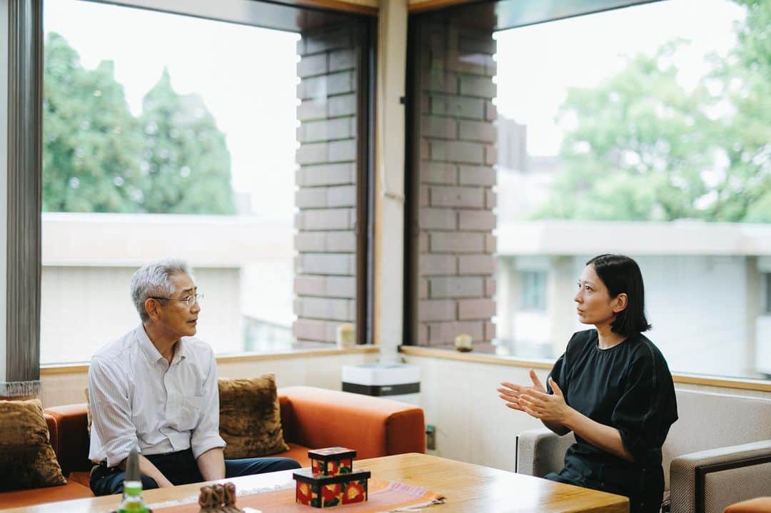 行方 久子 Hisako Namekataのインスタグラム：「. 今回の熊本旅の最大の目的は、 熊本県伝統工芸館館長と @think_garbage とのお打合せでした。  上向いてろくろ回しちゃってるけども！笑」