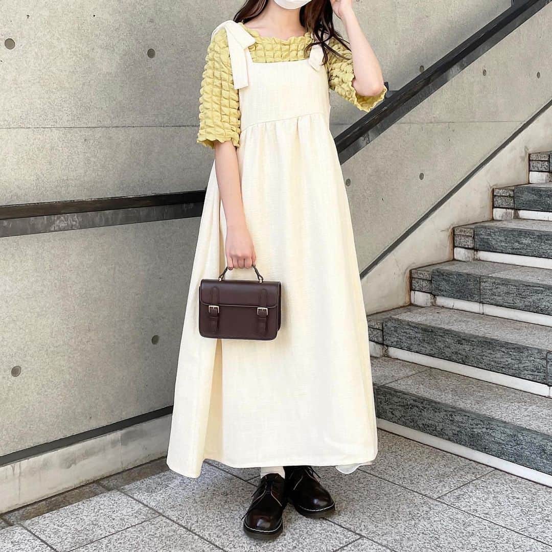 mero*のインスタグラム：「ストーリーで1枚で着てたワンピース👗 . . . ストーリーではこのワンピース1枚で着てたけど ブラウスとかと重ね着してもかわいいよ！！ . ノースリーブ苦手な人はこういう着方の方が 真似しやすいし挑戦しやすいかもね🫶 . 腕出すの抵抗無い子は1枚で着ても めちゃくちゃかわいいからおすすめ💭 シアーシャツとかカーデ羽織ってもかわちい . 6/17(土)のamr.の新作だよ🫶 . . . たろちゃんと風に吹かれながら 打ち合わせ行ってきた😞 . 今日めちゃくちゃ雨強い😞 . . . #夏コーデ #夏服コーデ #夏服 #ジャンスカコーデ  #ジャンパースカート #大学生コーデ #ブラウスコーデ #デートコーデ #学生コーデ #シンプルコーデ」