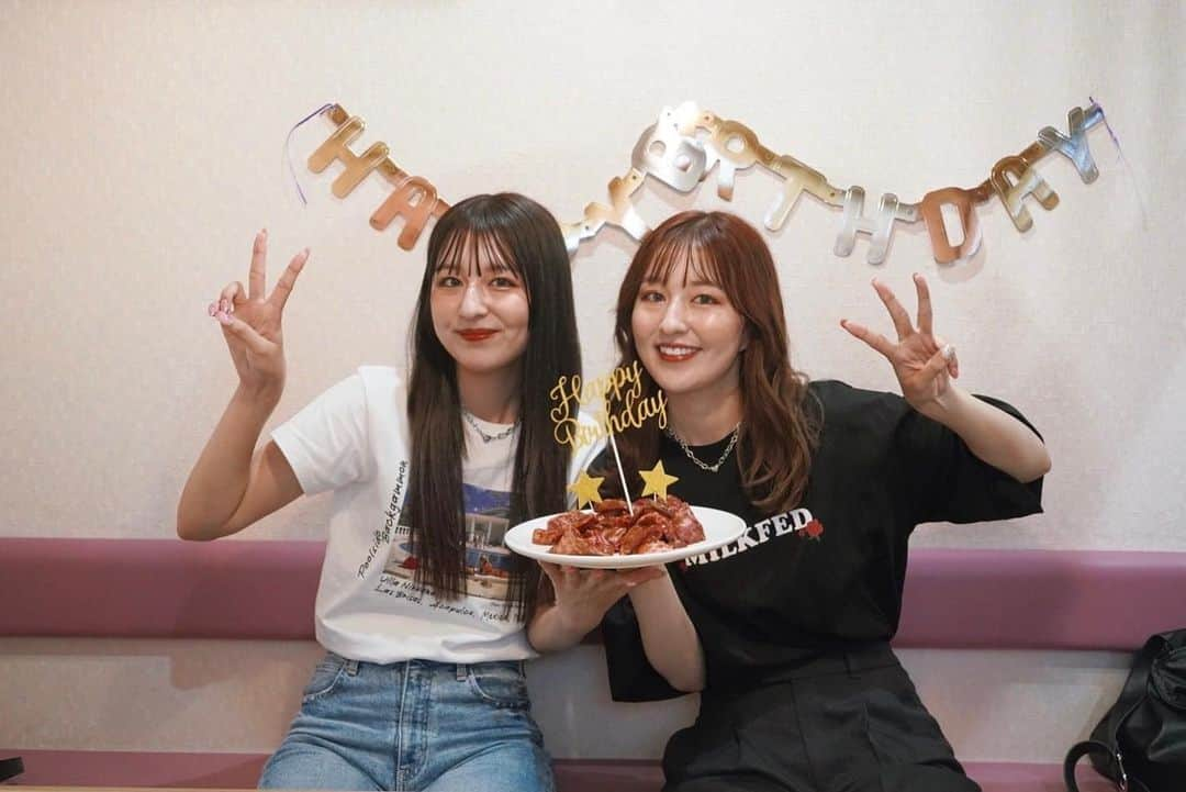 りかりこさんのインスタグラム写真 - (りかりこInstagram)「. 23歳になりました🧁✨ 少し前から地元に帰ってきていて 家族と過ごせています~!  いつも、私たちのSNSを見てくださって 応援してくださってありがとうございます🩵 23歳も、沢山楽しいことや面白いこと 発信していくのでお楽しみに :) . #りかりこ #双子 #誕生日 #23歳 #焼肉 #一升びん #三重県 #twins #mybirthday」6月2日 17時55分 - rikariko_official