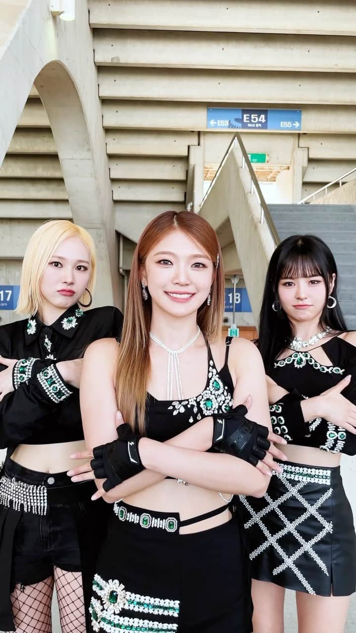 EVERGLOWのインスタグラム：「Cupid 에글이들의 사랑받을 FOREVER 구함💘🙋🏻‍♀️ #EVERGLOW #에버글로우 #이유 #EU #미아 #MIA #온다 #ONDA #큐피드챌린지 #Cupidchallenge」