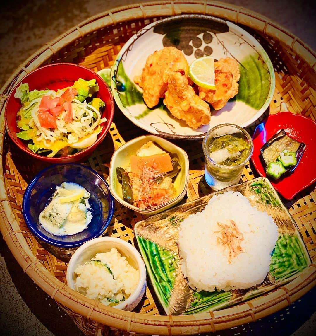 vegecafe＋αさんのインスタグラム写真 - (vegecafe＋αInstagram)「６月のかご御膳🌱  国産鶏胸肉の唐揚げ 　スイートチリマヨソース 　　　　or 豆腐の和風ハンバーグ 　はちみつ梅のソース  ⚫︎ナスとオクラの揚げ浸し ⚫︎ツナ胡瓜ポテト ⚫︎ズッキーニのレモンクリーム ⚫︎自家菜園のオーガニックオニオンと 　モロヘイヤとめかぶの酢の物 ⚫︎ピーマンとニンジンと厚揚げ煮浸し ⚫︎ジェノベーゼ切干し大根と 　　トマトのサラダ ⚫︎ご飯 ⚫︎スープ  ジメジメとした梅雨を乗り越える 野菜たっぷりランチはいかがですか？ 皆様のご来店お待ちしております😊💕  #vegecafe#vegecafe_plus_α #新大阪グルメ #新大阪ランチ #新大阪カフェ #西中島グルメ #西中島南方グルメ #西中島グルメ #西中島南方ランチ #西中島ランチ#西中島南方カフェ #大阪ランチ #大阪カフェ巡り #野菜たっぷり #野菜たっぷりランチ#ベジカフェプラスアルファ #ベジカフェプラスアルファー」6月2日 18時01分 - vegecafe_plus_a