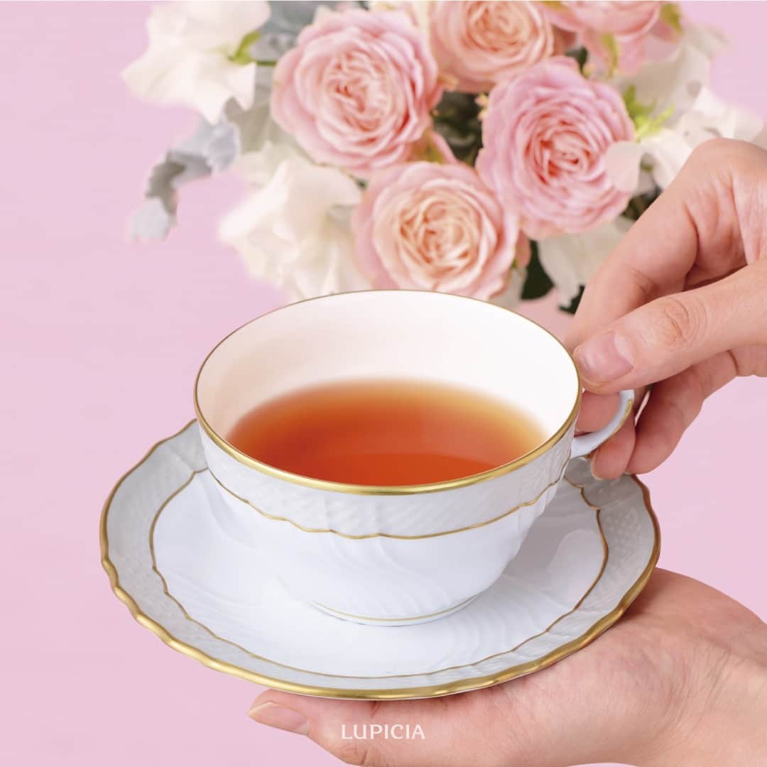 株式会社ルピシアさんのインスタグラム写真 - (株式会社ルピシアInstagram)「. ✨🌹優雅な香りに癒やされるバラの紅茶🌹✨  先週頃から、各地のバラ園が見頃を迎えていますね。美しい色合いに優雅な香りで、見るたびに心がほぐれるような気がします☺そんな今日6月2日は「6(ロー)2(ズ)」で #ローズの日 なのだとか。  毎年この季節に数量限定でお届けしているバラの紅茶は、世界最高ともいわれる #ダマスクローズ の香りをまとわせた特別なブレンド☕ ふわっと広がる優雅な香りに癒やされてみませんか。  ＼バラのお茶はこの他にも！／ 3枚目の画像では、華やかなバラの花びらをブレンドした様々なお茶をご紹介💐気になるお茶はありますか？  商品の詳細は、ストーリーまたはプロフィールのリンク先からどうぞ。 @lupicia_japan  商品や店舗に関する個別のお問い合わせは、お客様相談窓口0120‐112‐636（10:00～18:00）にて承っております。  #ルピシア #LUPICIA #お茶 #ティータイム #teatime #tea #紅茶 #紅茶のある暮らし #🌹 #rose #バラ #薔薇 #花のある暮らし #バラ園 #花束 #flowers」6月2日 18時02分 - lupicia_japan