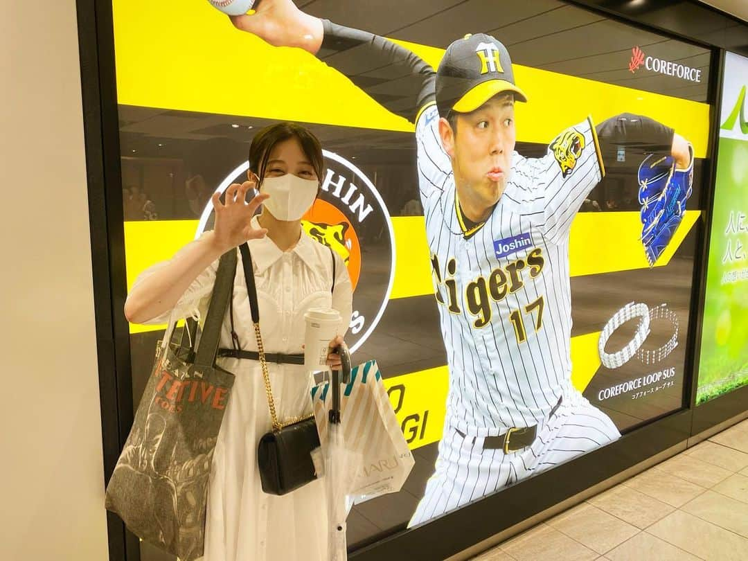 川上千尋さんのインスタグラム写真 - (川上千尋Instagram)「☔️  雨ヤギさん発見🐯!!!  明日は甲子園グルメ大使のイベント！晴れますように☀︎  #阪神タイガース #雨  #阪神百貨店 #TORACO #甲子園グルメ大使 #青柳投手発見して #ニコニコ #ヲタ活」6月2日 18時02分 - this_chihhi