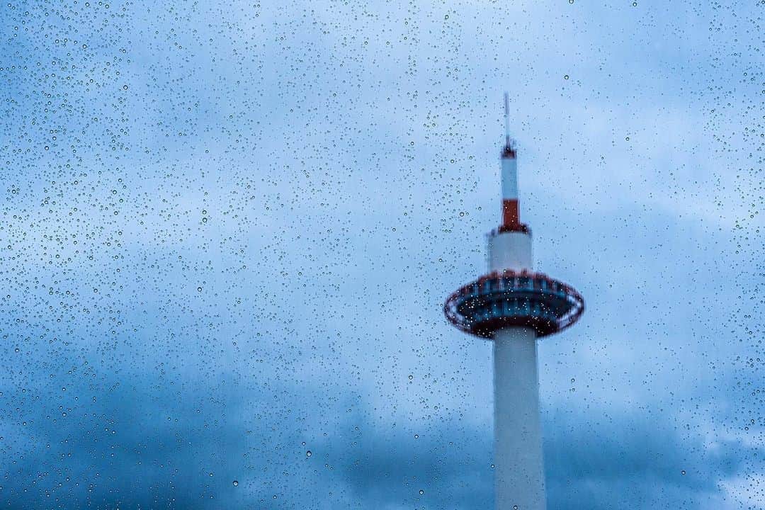 京都タワーのインスタグラム：「* PHOTOBY @usacolisa #リポスト #おおきに  6月になりましたね☂🐌 雨の京都タワーをクールに撮っていただいた1枚です📷  素敵なお写真のご投稿、ありがとうございました👏  ----- @kyototowerhotel_officialをタグ付け、または【#京都タワー】か【#kyototower】をつけて投稿していただいたユーザーさまの素敵なお写真をご紹介していきます -----  #京都 #京都タワーのある景色 #そうだ京都行こう #京都旅行 #京都観光 #京都駅 #京都塔 #京都カメラ部 #kyoto #japan #travel #instagood #tower #discoverjapan #beautiful」