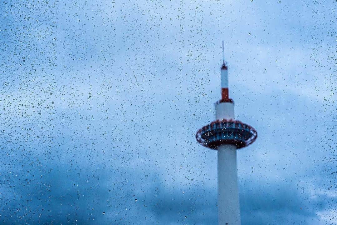 のインスタグラム：「* PHOTOBY @usacolisa #リポスト #おおきに  6月になりましたね☂🐌 雨の京都タワーをクールに撮っていただいた1枚です📷  素敵なお写真のご投稿、ありがとうございました👏  ----- @kyototowerhotel_officialをタグ付け、または【#京都タワー】か【#kyototower】をつけて投稿していただいたユーザーさまの素敵なお写真をご紹介していきます -----  #京都 #京都タワーのある景色 #そうだ京都行こう #京都旅行 #京都観光 #京都駅 #京都塔 #京都カメラ部 #kyoto #japan #travel #instagood #tower #discoverjapan #beautiful」