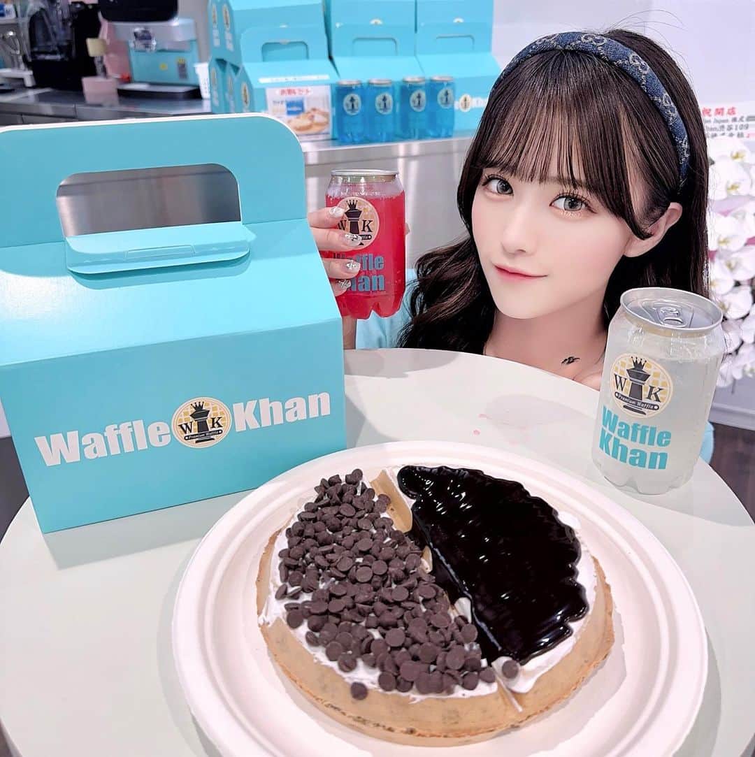 のインスタグラム：「🧇☁️🫧  109にopenしたwaffle屋さん‪‪❤︎‬ @wafflekhan_shibuya109   この間いっちーとライブ前に行ってきたんだぁ‪🫶🏻💞‬  ボリューミーなwaffleとレモネード頂きました‪‪❤︎‬  メニューは甘いのもしょっぱいのもあるからどっちも楽しめた‪‪❤︎‬  持ち帰りも出来ておみやげにも喜ばれそう🙈⸝⸝‪⸝♡  #waffle #waffles #wafflehouse #wafflecone #wafflelove #wafflesandwich #ワッフル #ワッフルサンド #ワッフルメーカー #109 #渋谷 #渋谷カフェ #渋谷駅 #渋谷土産 #お土産 #カフェ巡り」