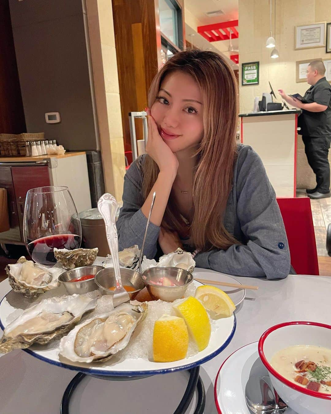 myumyuさんのインスタグラム写真 - (myumyuInstagram)「CRACKIN' KITCHEN🦀 手でむしってベッタベタになりながら食べるやつ🦐🌽🦪🥓🥔🦀  今年はずっと生ガキにハマっている🤍  #crackin #crackinkitchenhawaii #Hawaii #ハワイ旅行 #ハワイグルメ #hawaiifoodie #hawaiistagram #hawaiilove #hawaiitrip #hawaiivacation #海外旅行好きな人と繋がりたい #海外旅行 #旅行 #旅 #waikiki #ワイキキグルメ #グルメ女子 #dinner」6月3日 20時00分 - myumyu_travel_bikini