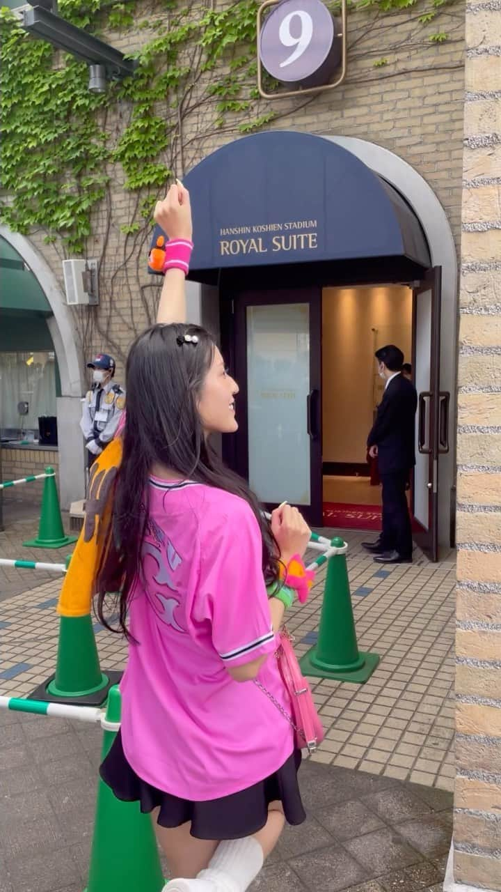 川根美優（みゆみゆ）のインスタグラム：「. 甲子園にてロイヤルスイートで初観戦⚾️💕✨ ⁡ 選手のカードが入場券とか凄すぎた💳 お部屋には担当の方が居て付きっきりで お部屋の事してくれて‥美味しいご飯にお酒最高🍸 スイートの人しか買えない特別な限定グッズも 別の担当の方が部屋に売りにも来てくれたり🫗☀️🎀 お土産にも限定のポスターカードもらったり 終始ハッピーガールでお姫様VIPでした🙌🏼🌈✨ ⁡ #野球 #野球観戦 #巨人阪神戦 #モデル #川根美優 #みゆみゆ #黒髪 #黒髪ロング #ロングヘア #スーパーロング #黒髪ヘアスタイル  #ハッピーガール #ネイルデザイン#𝒆𝒚𝒆 #𝒉𝒂𝒊𝒓 #𝒇𝒐𝒍𝒍𝒐𝒘 #𝒇𝒐𝒍𝒍𝒐𝒘𝒎𝒆」