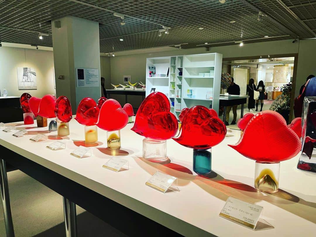 のインスタグラム：「土田康彦さんの集大成展 @銀座 ただただ眼福！ 脳に刺激と興奮を。 心潤う優雅なひととき。 またラジオでいっぱいお話し聴きたいなぁ。 #やまだひさし #ラジオ #DJ #美術 #芸術 #大好き #父親譲り  #やまだひさし #ラジオ #DJ #芸術 #大好き」