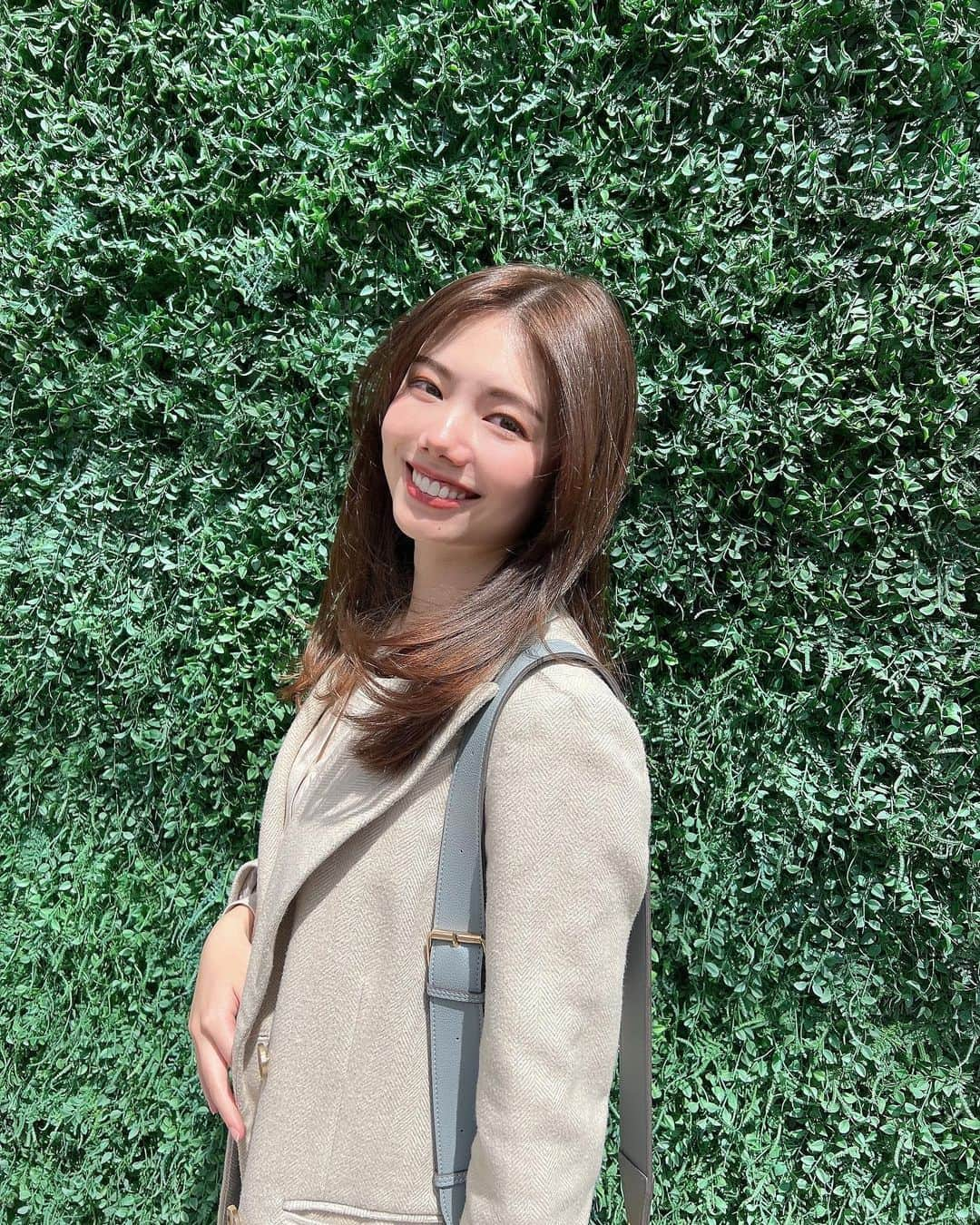 波田妃奈のインスタグラム：「皆さん、台風大丈夫ですか？🥺 お仕事帰りの方お気をつけて🥲  生憎の天気ですが楽しいこと見つけて 楽しい週末を過ごしましょ〜😌🙌🏻  写真はこの前美容院でサラツヤな トリートメントしてもらった時の ご機嫌なわたし😆💖  #回復してきてます #ご迷惑ご心配おかけしました #ボディメイク #フィットネス #ひなトレ🐥 #モデル #波田妃奈 #workout #bodymake #fitness #gym #healthy #japangirl #model  #mind #美容院 #サロモ #サロンモデル #サロモ東京 #最近のヘア」