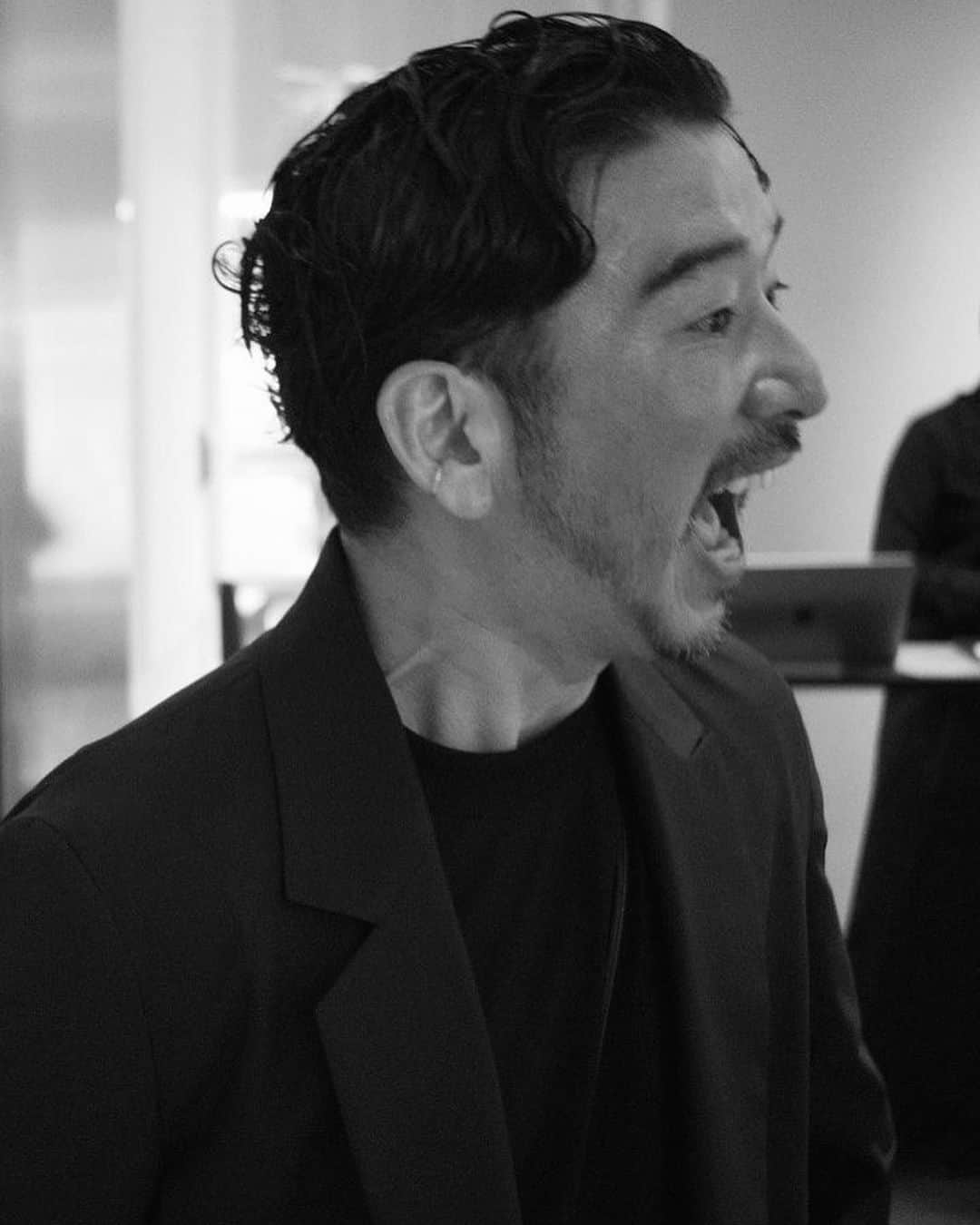 小塚源太のインスタグラム：「先日は京都にてお会いできました皆さま、ありがとうございました。  それにしても びっくりするくらいあっという間に月日が経つものですね。 そんな今日、ボクはまたひとつ人生の経験値レベル🆙する日を迎えました。 こんな #Lv48 の予定ではなかったような気がしてなりませんが、何があっても、どんなときも、こんなふうに大きな口を開けて楽しく笑顔で過ごせるのは皆さんのおかげとあらためて感謝の気持ちでいっぱいです。  いつもありがとうございます。 #happybirthday   Special Thanks 📸 @gqwedding_official  👸🏻 @vamp.kadota」