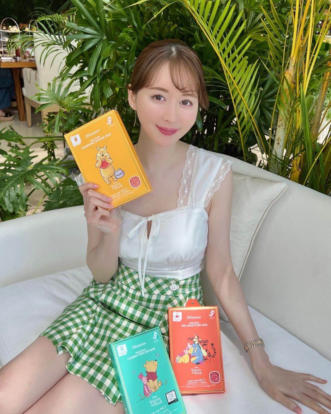 のインスタグラム：「ぷーちゃんの！🐻🍯 フェイスマスク😚😍🥰😘 @jmsolution_jp_edition  かわいい、、かわいい、、幸せ❤️ 成分別に20種類あってほかのキャラクターもたくさんあったよ☺️✨🐻🐭🐶 もっちり潤う系で好き❣️ 私がつけてるのはティーツリー🌳  1箱5枚入りで個包装だから持ち運びにも便利でお気に入り🧸🩷  #jmjpedition #photopick #selection #夢が叶うシート #disney #フェイスマスク #ディズニーコラボ」