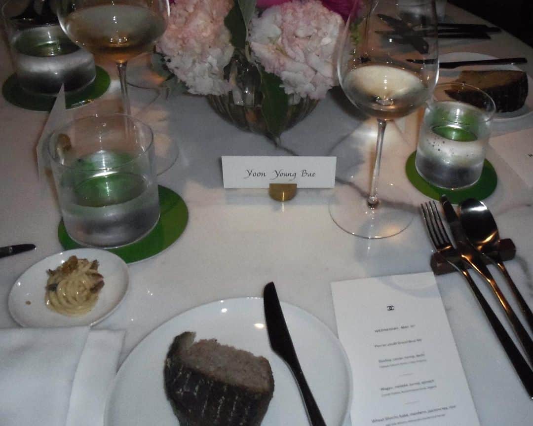 ペ・ユニョンのインスタグラム：「cocktail dinner 🫧🍾🥂  @chanelofficial  #CHANELMetiersdArt  #CHANELinTokyo  #CHANELShow」