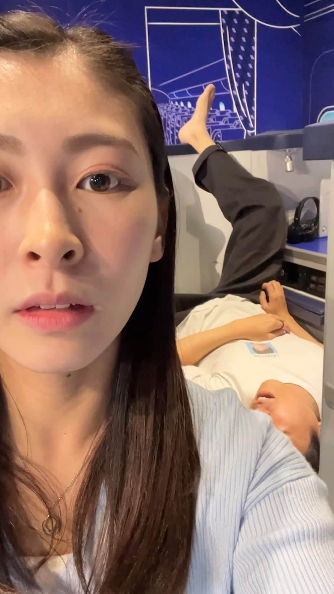 森祐介のインスタグラム：「His sleep is odd😂😂😂 機内で寝相ヤバい人いるwww . 出演 @laughingpokerface @erika_hosoya  協力@ana.japan」