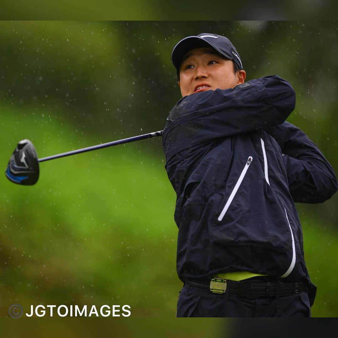  JGTO 男子プロゴルフツアーさんのインスタグラム写真 - ( JGTO 男子プロゴルフツアーInstagram)「強い雨と吹き荒ぶ風😵‍💫#bmw日本ゴルフツアー選手権森ビルカップ 2日目は本当に厳しい戦いとなりました。ホールアウト組の中でのトップは5アンダー #宋永漢 （ソンヨンハン）🤣 そして先週優勝の #平田憲聖 がなんとノーボギーでスコアを四つ伸ばし5位タイに急浮上です。 明日は7時再開、3ラウンドは11:30から開始予定です！ 明日のギャラリーゲートオープンは6:40からとなりますのでご注意ください！」6月2日 18時06分 - japangolftour