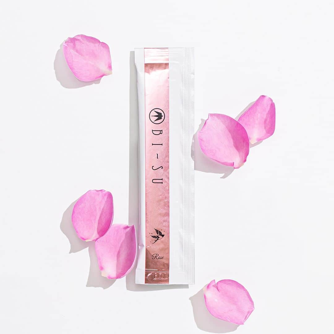 美巢（BI-SU） のインスタグラム：「Supporting the power to protect from within the body. Aiming for beauty and health with 'BI-SU Extract Gel Stick.'  'BI-SU Extract Gel Stick Rose' is a luxurious concentration of natural swiftlet's nest and rose, which brings delightful benefits to women's health and beauty.  Each rose is hand-picked at the perfect moment when its fragrance is at its peak, allowing you to enjoy the exquisite and fresh scent with every bite.  Captivating the mind and body in an instant. An intensely aromatic and rich rose that blooms with a single bite—just for you.  ━...━...━...━...━...━ ○ BI-SU Extract Gel Stick (Rose) ━...━...━...━...━...━  #bisu #美巢bisu #birdnest #superfood #beauty #health #skincare #美巢BISU #sustainability #gift」