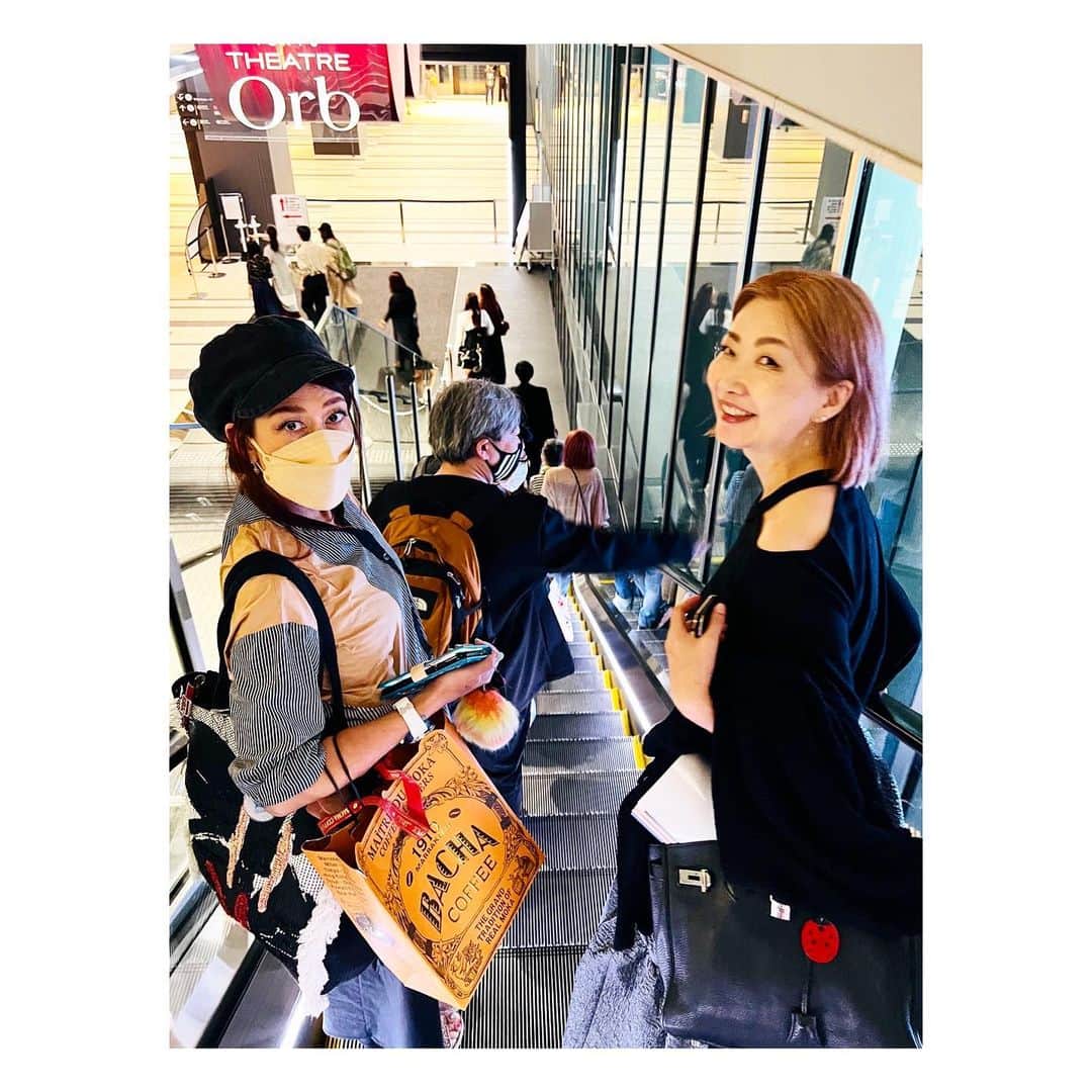のインスタグラム：「👯‍♀️👯‍♀️👯‍♀️  もうだいぶ前って思ってたけど 先週のことだった😱  なんでこんなに時が経つのは早いのか！  #jeanpaulgaultier  #fashionfreakshow  @jpg_ffs_jp   #lilicoandhiroco」