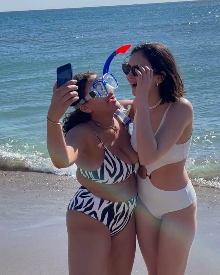 のインスタグラム：「Waves of swimwear coming ur way 🌊👙」