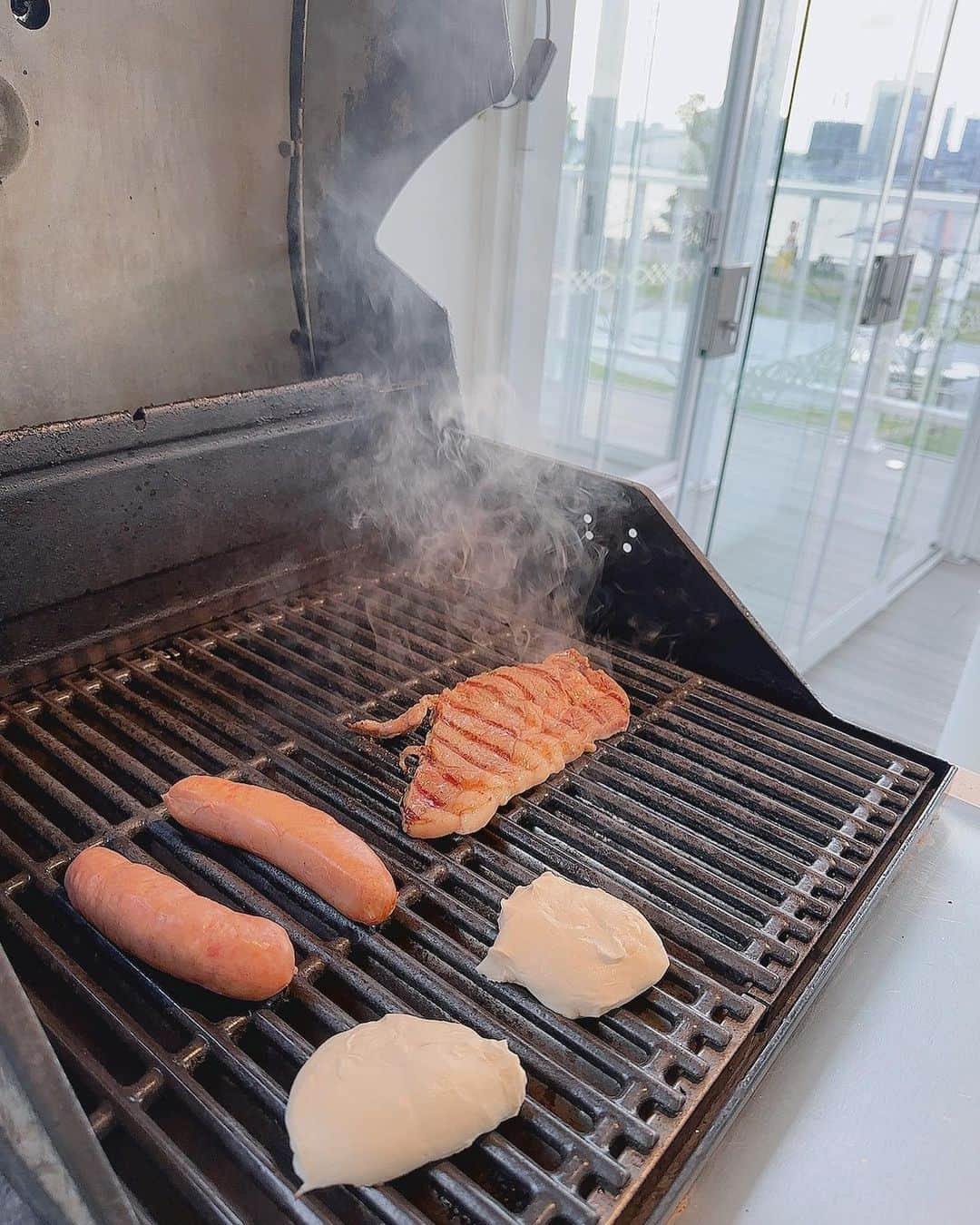 谷口彩菜さんのインスタグラム写真 - (谷口彩菜Instagram)「都内でBBQ‎🤍 都内でこんなのできるの知らなかった🥲 豪華なロケーションでBBQできて 楽しかったよ〜🥲🤍 . 暑いの苦手でBBQとか中々できないんだけど 半個室の空間で冷房もあって快適すぎた🥹最高🥹 BBQも炭とかじゃないから煙たくないのもよかった！！ . BBQを楽しんだ後はプール前で写真撮ったり焚き火でまったりできて 夏が得意じゃなくても素敵な思い出できる😭 . 最後にまとめた動画も載せたから見てね🎥 . .  PR @kiranah_garden_toyosu #遊ぶ #リゾート #東京レストラン #東京グルメ #東京夜景 #キラナガーデン豊洲 #KIRANAH」6月2日 18時13分 - taniguchi_ayana