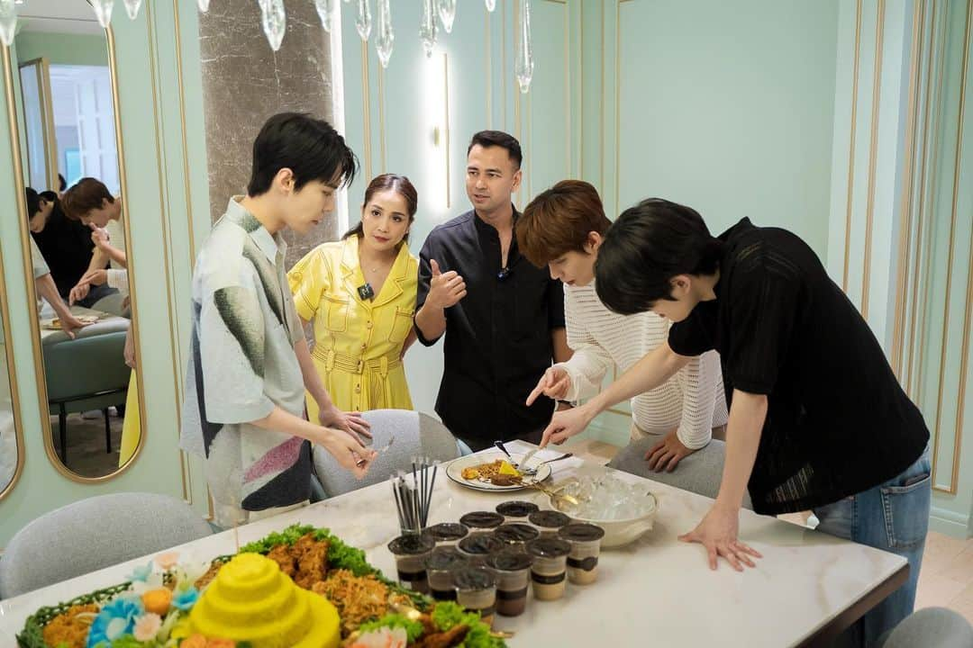 Raffi Ahmadさんのインスタグラム写真 - (Raffi AhmadInstagram)「My Son Rafathar, Rayyanza & @nct_dojaejung, @_jeongjaehyun @do0_nct @sugaringcandy🔥❤️ Ganteng-ganteng anaknya Father Mother 🤣🤣 TOP Is The Best!!! @smtown_idn」6月2日 18時20分 - raffinagita1717