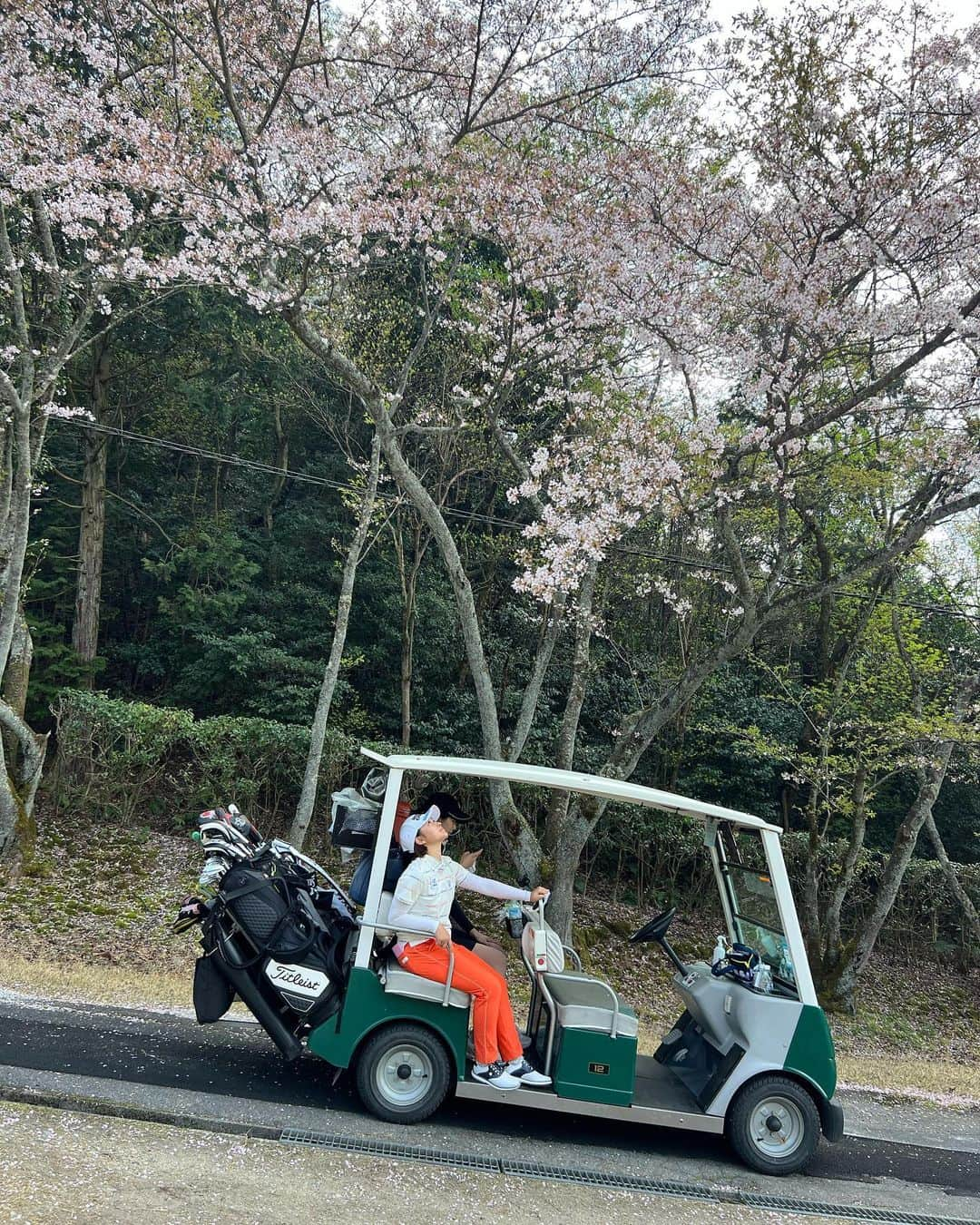 平井亜実さんのインスタグラム写真 - (平井亜実Instagram)「ECCレディーストーナメント 52位タイでした。  やっと東京に帰れるので、 崩れたスイングを調整して来週に備えます。  宜しくお願いします🙇‍♀️ @daisukeura_official   写真は春撮ったやつ🌸  #jlpga#ステップアップツアー#兵庫#北六甲カントリークラブ#ECC#大雨#中止#ゴルフ#女子プロゴルファー#ゴルフ女子#かっ飛びゴルフ塾」6月2日 18時22分 - ami.h1996