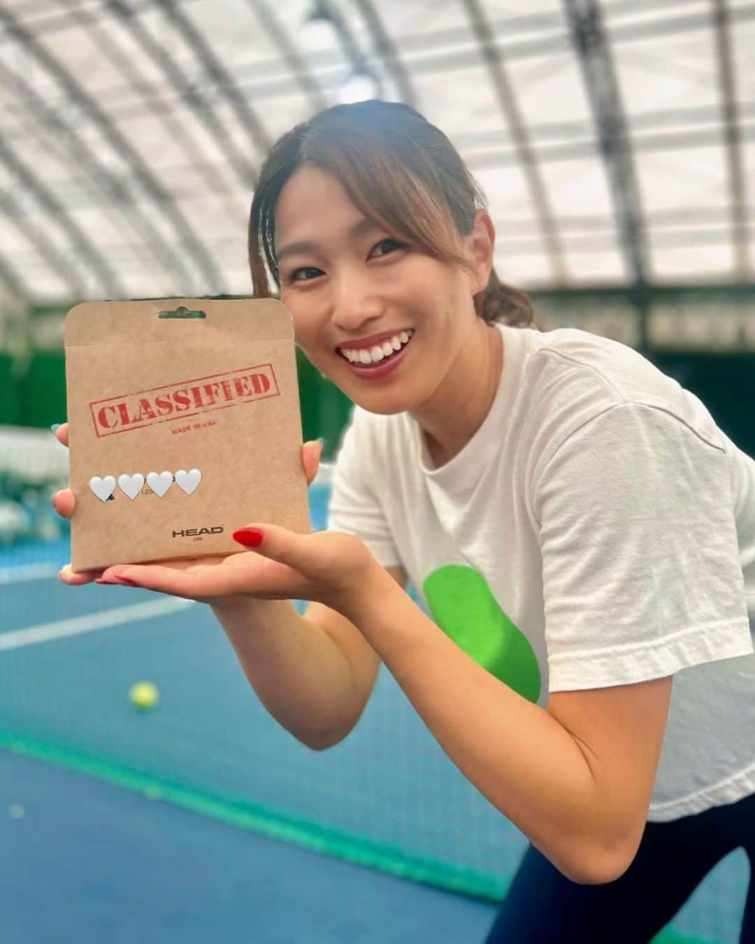 宇野真彩のインスタグラム：「家に帰ったらHEADさまから謎のストリングスが突然送られてきた...😳  名前はまだ非公開でHEAD初のMade in U.S.Aのストリングのようです🤪 めっちゃ良さそう❤️感想は後日❗️  #ロスしないストリングス #headclassifiedstring」
