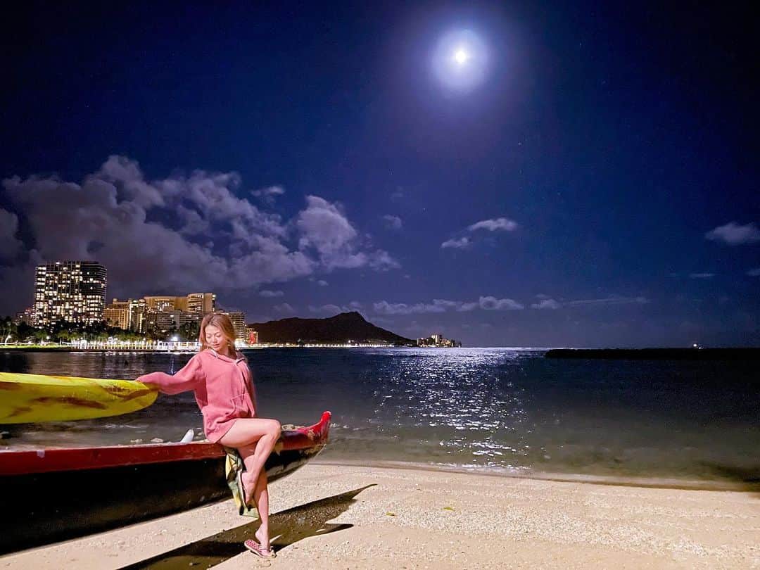 myumyuさんのインスタグラム写真 - (myumyuInstagram)「Full moon 🌕  #Hawaii #waikiki #fullmoon #nightbeach #満月 #満月の夜 #海辺 #きれい #ハワイの思い出」6月4日 20時00分 - myumyu_travel_bikini