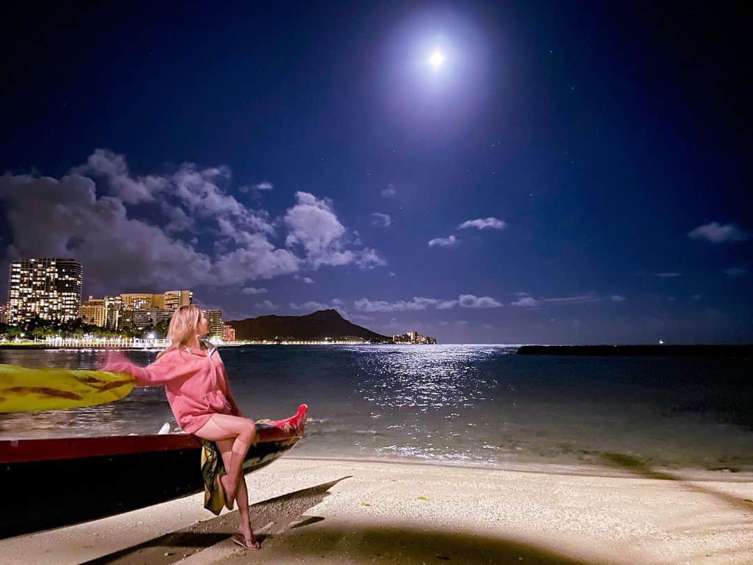 myumyuさんのインスタグラム写真 - (myumyuInstagram)「Full moon 🌕  #Hawaii #waikiki #fullmoon #nightbeach #満月 #満月の夜 #海辺 #きれい #ハワイの思い出」6月4日 20時00分 - myumyu_travel_bikini