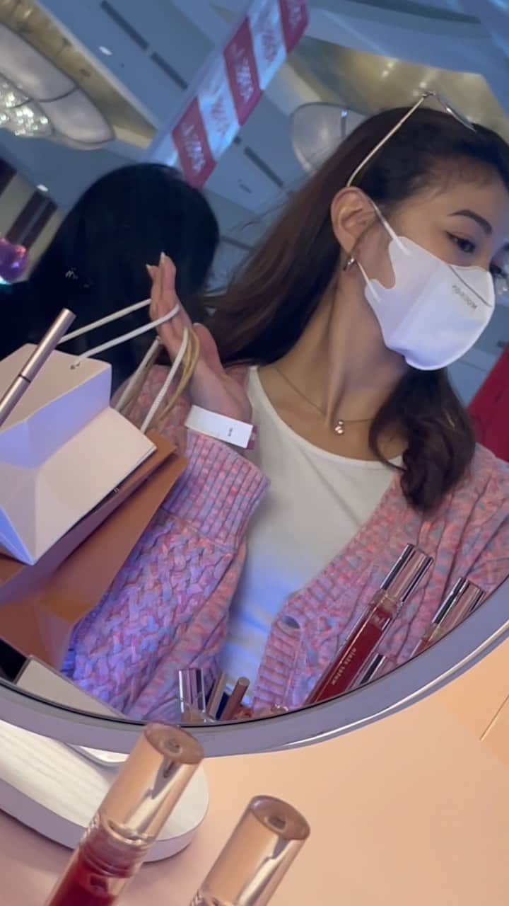 シャニ・インディラ・ナティオのインスタグラム：「Happy me🛍️✨  @istyleid BeautyFest Asia 2023  @Istyleid @beautyfest.asia  #iStyleBFA2023 #iStyleBeautyFestAsia2023 #BeautyFestAsia #Popbela #BFAArtOfPlay #IAMREAL #IDNMedia #IDNEvent #EventJakarta #InfoEvent #BeautyEvent」