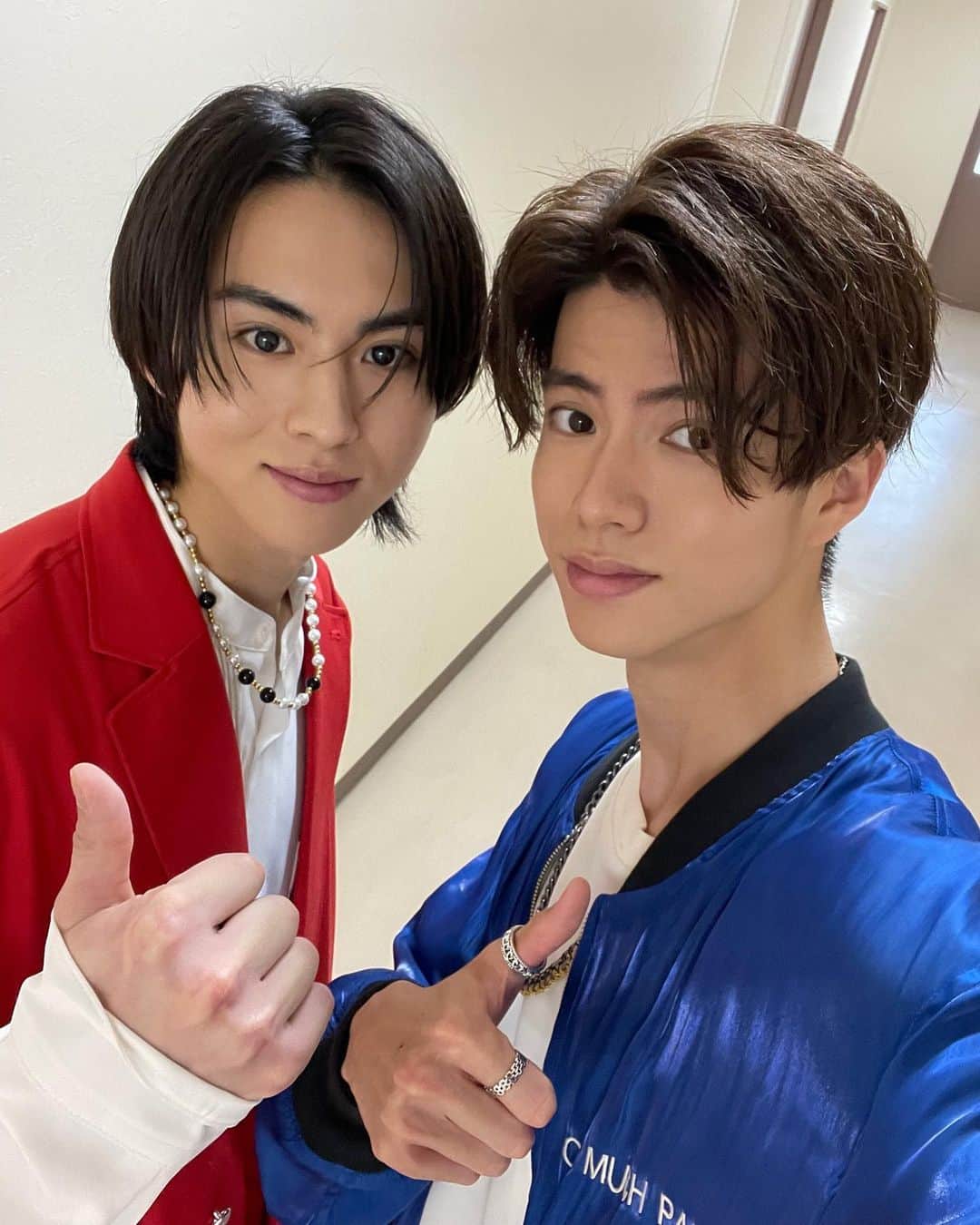 渡辺アオトのインスタグラム：「🔴🔵 せっかく撮ったからあげとこ〜〜同い年！！  #王様戦隊キングオージャー」