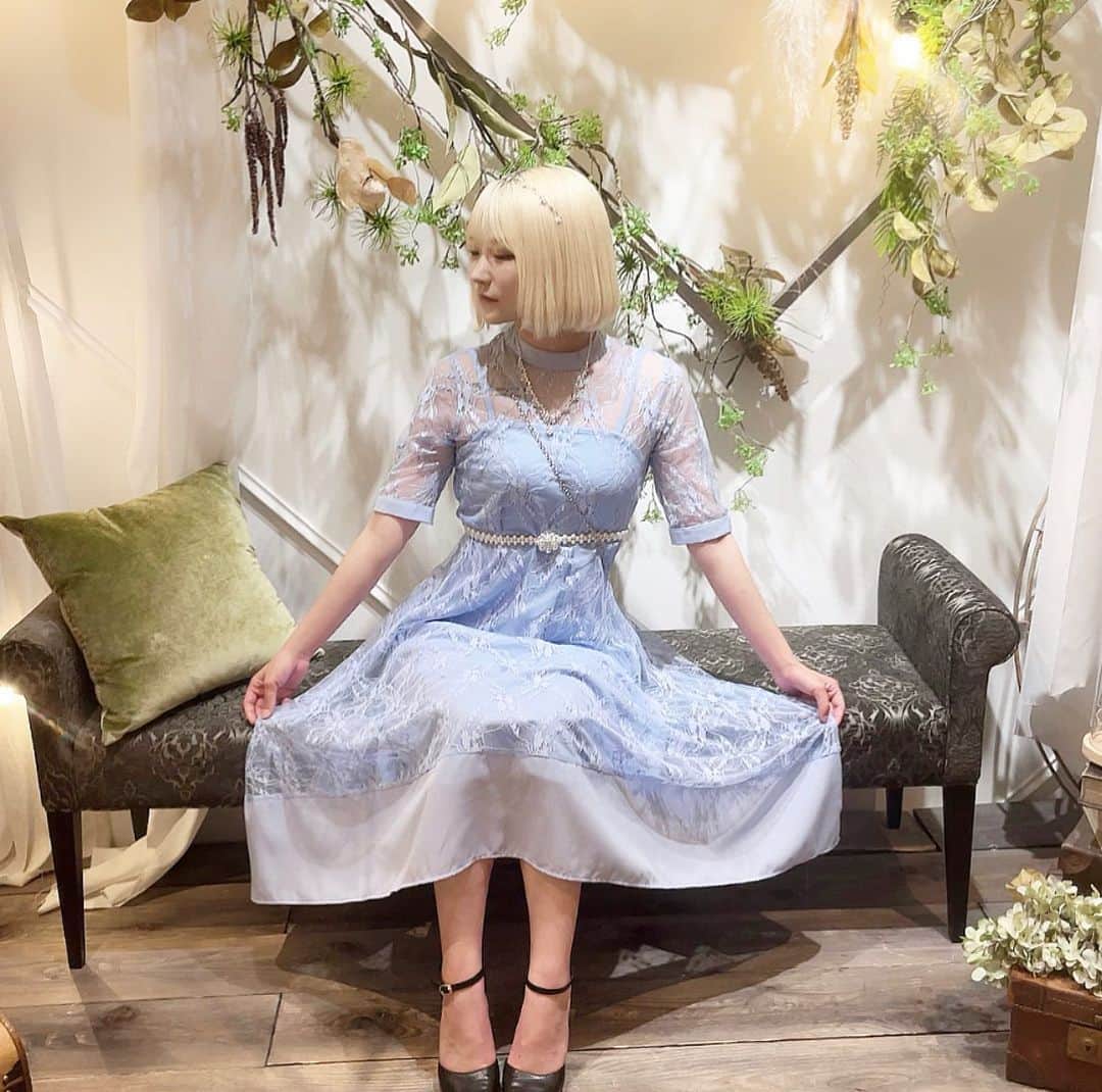 いーたろのインスタグラム：「親友の結婚式へ💍 ドレスはなんとなく水色にした✨ #結婚式#結婚#ドレス」