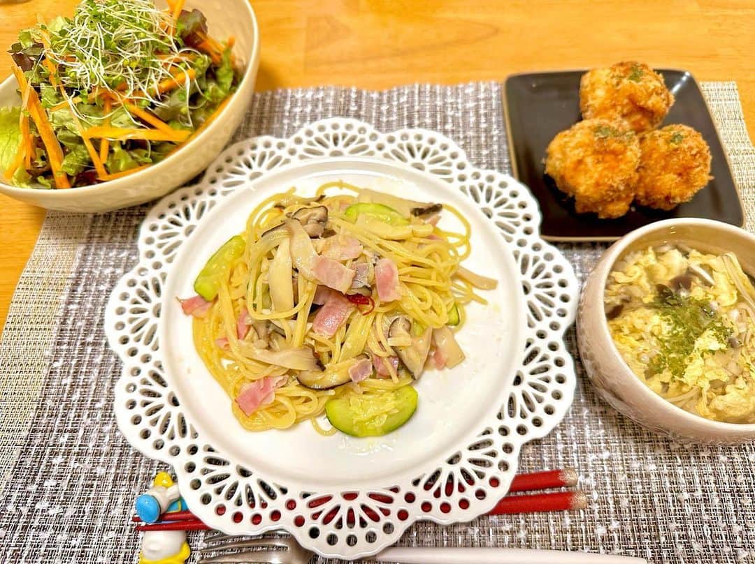 のインスタグラム：「・  てじご飯🍚  ・キノコたっぷりズッキーニのペペロンチーノ ・えびしんじょう風まんまるボールのサクフワ揚げ ・エノキの下の部分が食感良いたまごのスープ ・にんじんとサニーレタスとブロッコリースプラウトのサラダ  　  🌼 えびしんじょう風のおかずは好きで良く作るのですが いつもは素揚げでさっぱりお塩で頂く事が多い中🧂  今回はパン粉をつけて揚げオーロラソースで頂きました⭐️   夫も大絶賛で嬉しかったです😋　　  🥢 コメントで聞かれたので載せておきますね🎵　  えびしんじょう風まんまるボールのサクフワ揚げのレシピ  【2人分】 　・はんぺん　1枚 　・むき海老　8尾くらい 　・長ネギ　　４分の1 　・片栗粉　　大さじ2 　・パン粉　　適量 　・塩胡椒　　適量  長ネギとむき海老をみじん切りにする。 ボールにはんぺんと片栗粉を入れて、塩胡椒してはんぺんを潰すように全てを混ぜる。　  ふわふわのペースト？ぽくなったら 形を整えてパン粉をつけてサラダ油で揚げて完成🙌　  とっても簡単😍お好みで大葉やチーズを入れても👍　  エビは細かくし過ぎず食感残すのもオススメです🎵 長ネギやむき海老の量はお好みで調整してみてください☺️  　  #晩ご飯　#晩ご飯記録 #晩ご飯の献立 #夕ご飯　#どっち #言い方　#ペペロンチーノ　#えび  #はんぺん　#揚げ物　#たまご #にんじん　#ズッキーニ　#パスタ」