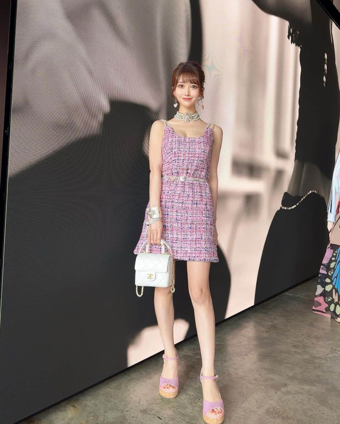 のインスタグラム：「. @chanelofficial 🤍🖤💖 . ピンクのツイードドレス💐💕 パールをたくさんちりばめて ラブリーなスタイルにしてみた☺️🤍 . とっても素敵なshowとparty💖 素晴らしい経験と思い出になって、幸せ☺️💐 . . #CHANEL#tokyo#CHANELinTokyo#CHANELMetiersdArt#CHANELshow#シャネル」