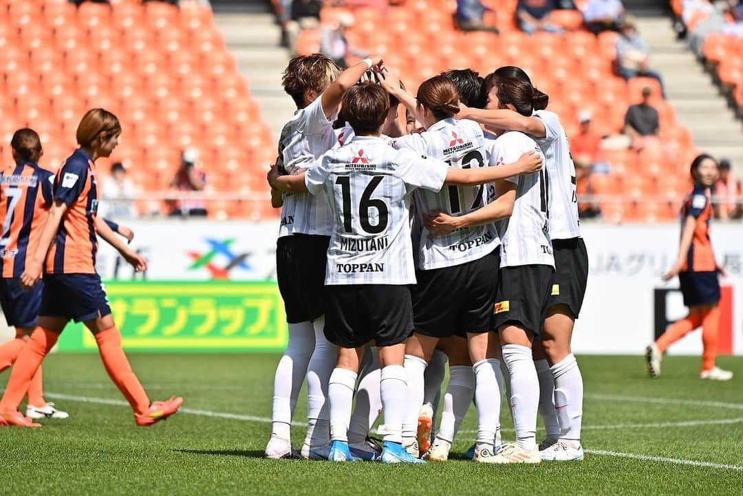 塩越柚歩さんのインスタグラム写真 - (塩越柚歩Instagram)「. リーグもいよいよホーム最終戦です⚽️ いつも応援してくれるたくさんの方への感謝の気持ちを ピッチ上で表現したいと思います！ みんながみんなの為に！ 全力で闘います❤️‍🔥 ⁡ たくさんのレッズサポーターのみなさんと笑顔で終われるように！ みんなで喜び合えるように！ ⁡ 明日も後押しよろしくお願いします♦️ 共に闘いましょう⚽️❤️‍🔥 ⁡ 🆚大宮アルディージャVENTUS 📅6月3日(土) 🕐14:00 KO 🏟浦和駒場スタジアム 📺DAZN・YouTube ⁡ #WEリーグ #YogiboWEリーグ #浦和レッズ #三菱重工浦和レッズレディース #塩越柚歩」6月2日 18時27分 - yuzuho_shiokoshi19