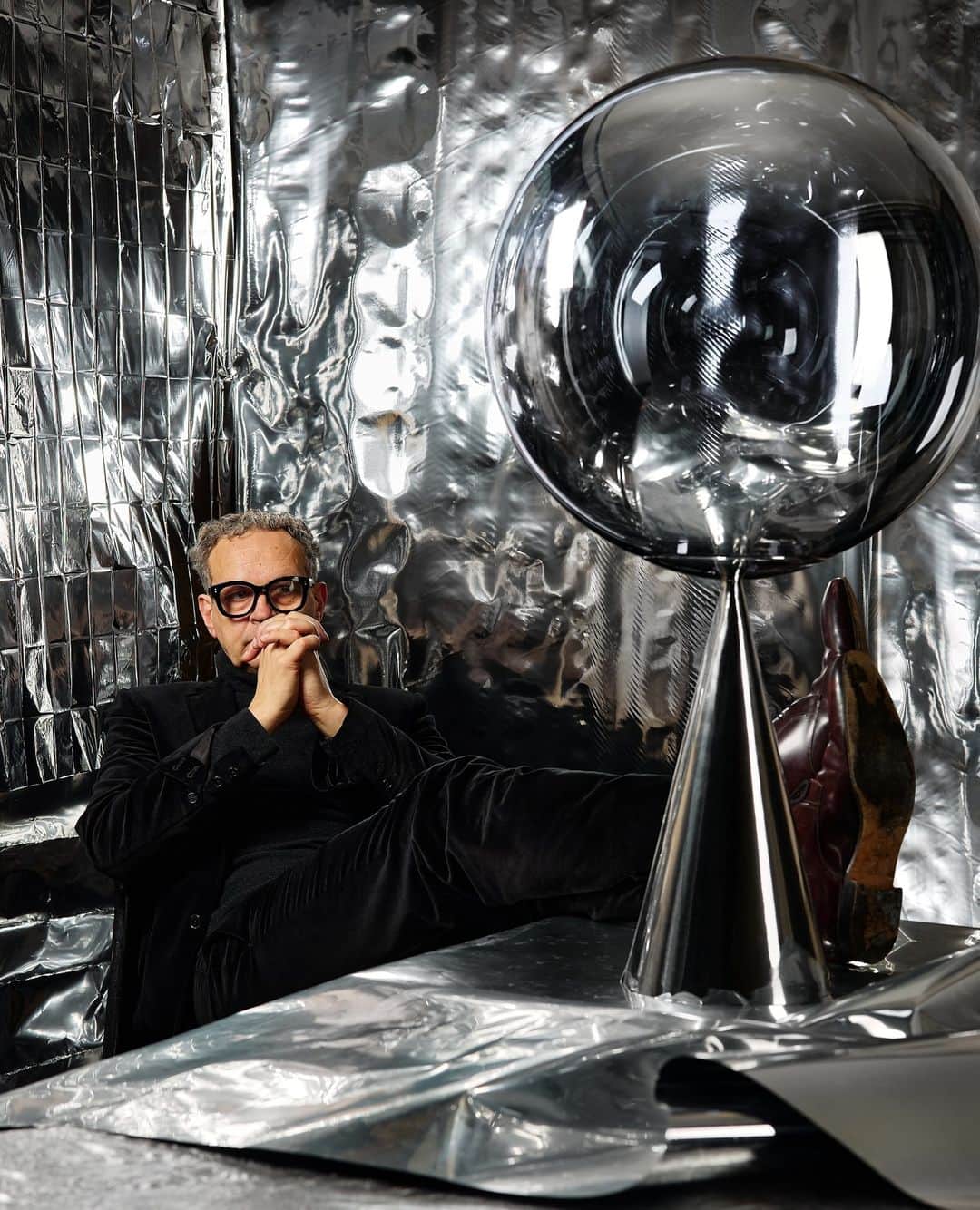 トム ディクソンのインスタグラム：「We are thrilled to announce that we are collaborating with Danish auction house @bruunrasmussen for '3 days of Design’ in Copenhagen (7-9 June), an event which each year attracts design enthusiasts from all over the world. ⁠ ⁠ Taking centre stage in Bruun Rasmussen's gallery space at Bredgade 33, a robot from Danish manufacturer @universalrobots⁠ will be assigned the task of carving and milling bespoke versions of our new sculptural CONE lights, which were previewed at @isaloniofficial last April. ⁠ ⁠ In line with Bruun Rasmussen’s “Danish Living – Design in Transition” narrative, Tom and his @designresearchstudio have sourced Danish raw materials for this range of contemporary artefacts. These include Douglas fir from @dinesen and upcycled Carlsberg polymere from a:gain. ⁠ ⁠ The bespoke CONE lights created on site by the e-Series robot will be auctioned on 12th June. ⁠ ⁠ Live performances, panel discussions and talks: discover the full programme online (link in bio) ⁠ ⁠ See you in Copenhagen ! ⁠ ⁠ @designresearchstudio ⁠ @bruunrasmussen⁠ @3daysofdesign ⁠ @peterkjelgaard ⁠ @universalrobots⁠ @petenavey⁠ @bonhams1793⁠ @sould.dk ⁠ @again.products⁠ ⁠@dinesen」