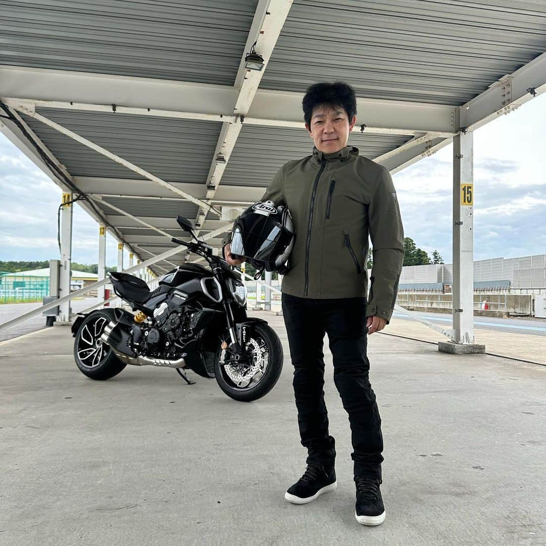 原田哲也さんのインスタグラム写真 - (原田哲也Instagram)「先日のライダースクラブ袖ヶ浦ロケ！DiavelV4の試乗でレザースーツではなくツーリングウエアーでの取材！Cardoのインカムもジェットヘルメットに装着したので、テストを兼ねてS1000Rでツーリングしながら袖ヶ浦フォレスト入り！ ツーリング楽し〜い😊 バイク最高👍 #araihelmet #dainese #cardo #ridersclub #bmwmotorrad #s1000r #ducati #diavelv4 #袖ヶ浦フォレストレースウェイ #ツーリング」6月2日 18時28分 - tetsuya_harada31