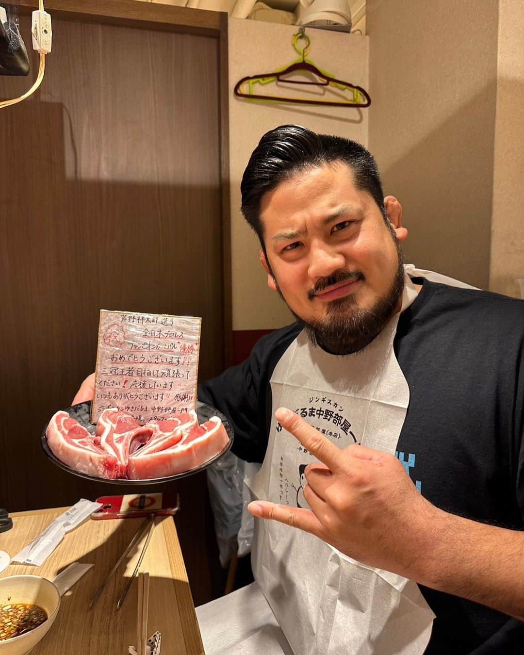 芦野祥太郎のインスタグラム：「『ゆきだるま中野部屋はなれ』にて チャンカン優勝を祝っていただきました！ ギプスが取れた左腕で🤘ポーズ  #ajpw #プロレス #ゆきだるま中野部屋  #ジンギスカン#アイスランドシープ#羊#🐏」