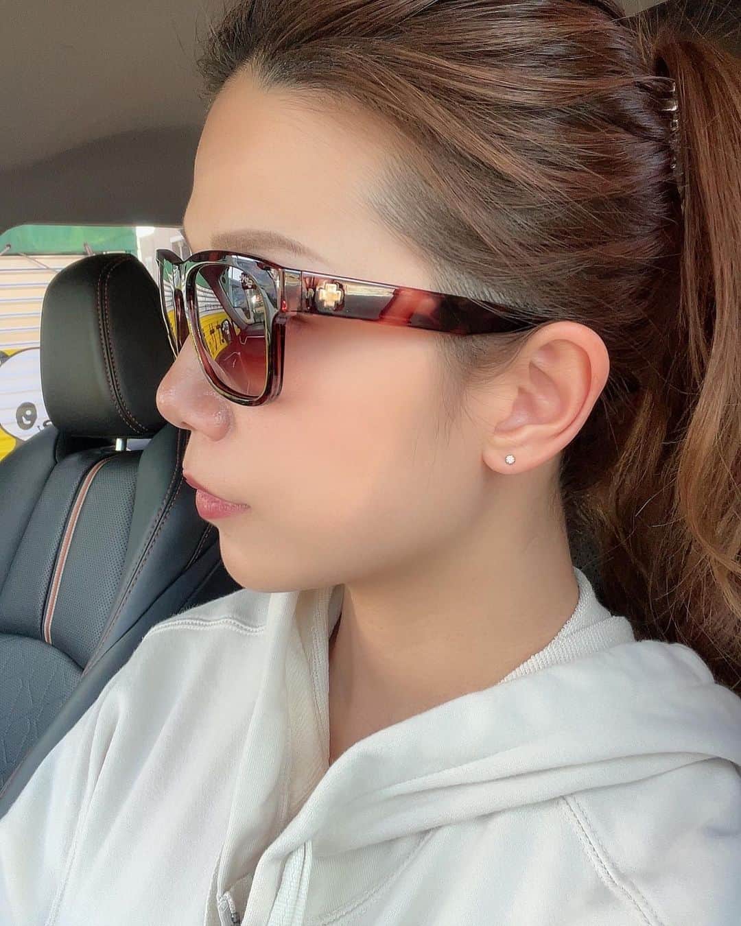 中嶋真緒のインスタグラム：「明日は全日本予選日♡ あいにくの雨で路面はドロドロだから レインブーツ必須です☔️ 土日両日ともMAOWALKの取材で 会場内をウロウロしていると思いますので よろしくお願いします🥰  #sugo #全日本モトクロス #サングラス」