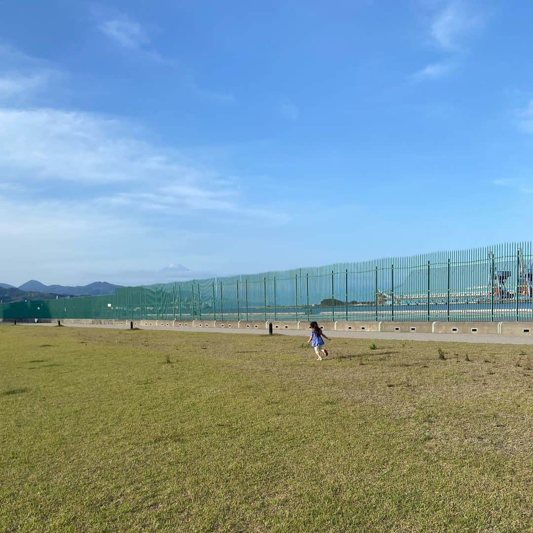 姫野れみのインスタグラム：「. 先日、パパのアウェイと娘の休園日のタイミングで ちょこっとだけ帰省しました🗻♪ 静岡のまったり流れる時間と綺麗な海に癒されました♡」