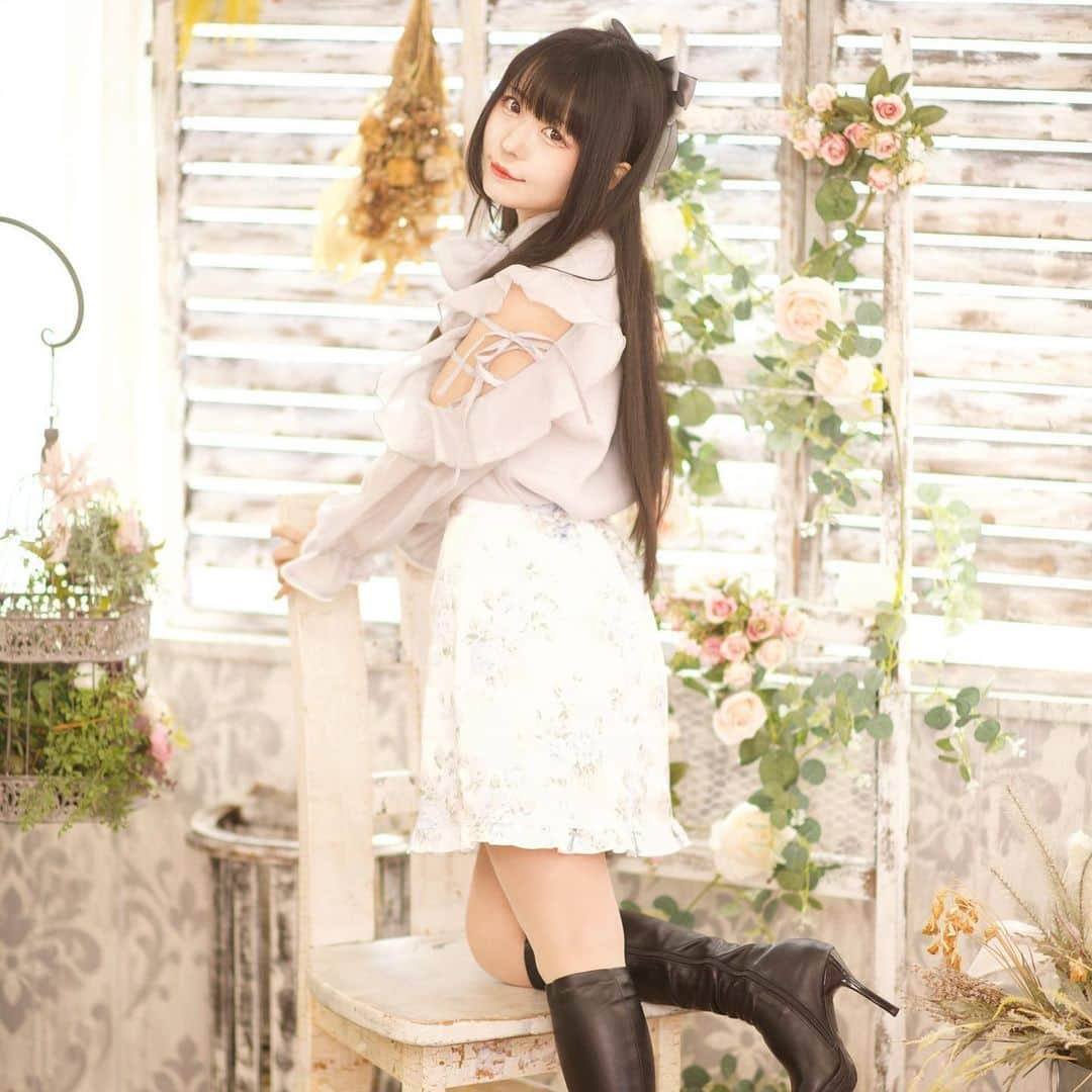 Hiro Matsushimaさんのインスタグラム写真 - (Hiro MatsushimaInstagram)「. . . 　　　　　　　　 　　　　　　　　　　　　　💐  . . . #新作コーデ #ootdfashion #ootd#evelyn #boots#春コーデ #ブラウスコーデ #portrait #portraitphotography #ブルーコーデ #花柄スカート#エブリン #ガーリーコーデ #お花見コーデ#model#idol#姫カット#boots#ブーツ#ブーツコーデ#低身長コーデ#黒髪ロング #黒髪女子」6月2日 18時42分 - massey_photo