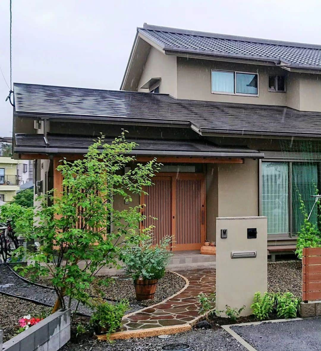 有限会社わさだ工務店のインスタグラム：「上人の家。 早い梅雨入りのせいか、まとまった雨の日が多いですね。 こんな雨でも、玄関ポーチの軒が深いので傘をたたむスペースとしては充分な広さです。 #玄関ポーチの軒下 #広い軒 #深い軒のある家 #傘をたたむ #まとまった雨 #注文住宅 #インテリア #マイホーム #新築 #家 #暮らし #住宅 #自然素材 #建築 #住まい #木の家 #デザイン #施工事例 #一戸建て #設計 #ライフスタイル #自由設計 #家づくり #ハウスメーカー #木造住宅 #工務店 #大分の工務店 #暖かい家 #涼しい家 #わさだ工務店」