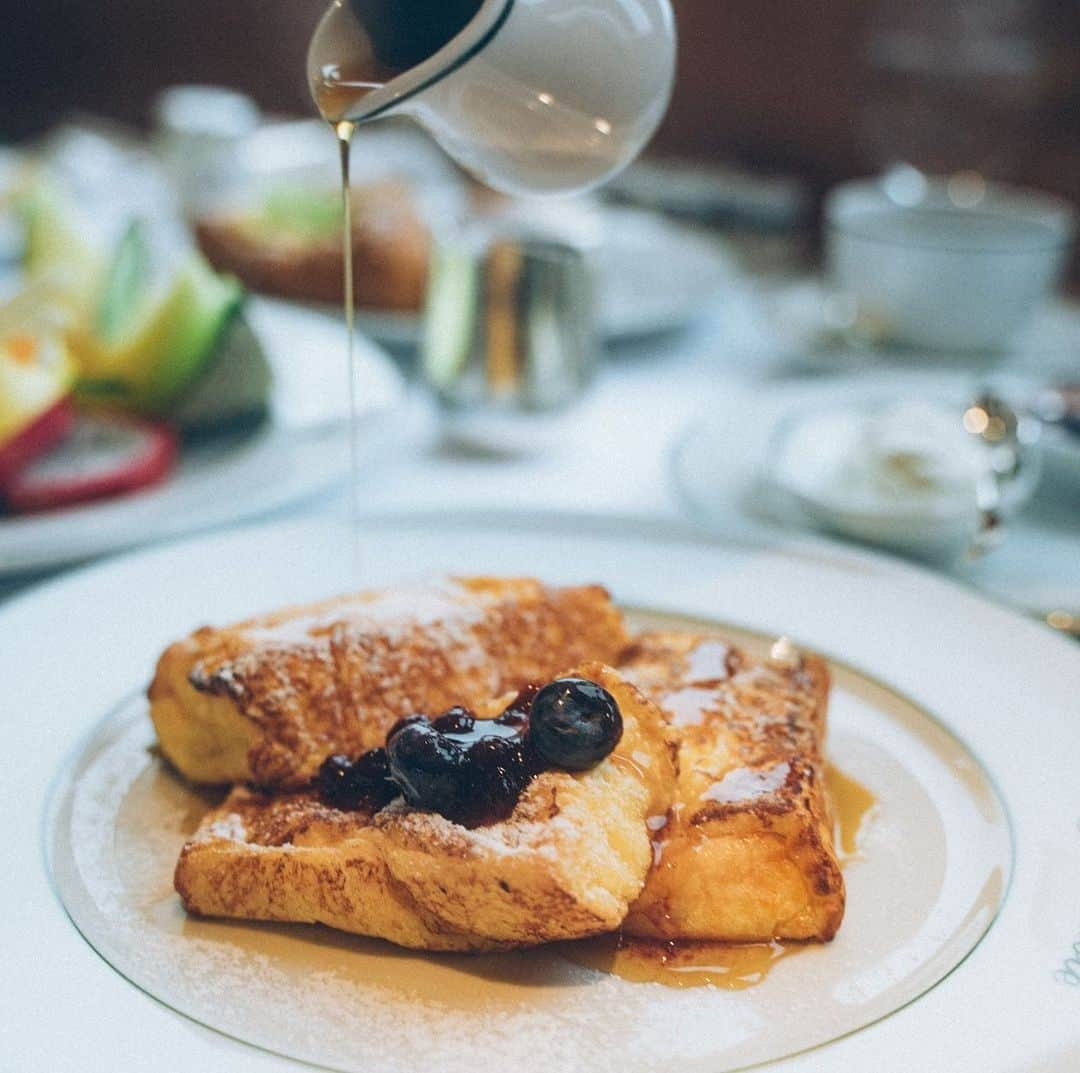 Park Hyatt Tokyo / パーク ハイアット東京さんのインスタグラム写真 - (Park Hyatt Tokyo / パーク ハイアット東京Instagram)「One of the most popular breakfast menu items at Girandole is French Toast.  What a delightful way to brighten your morning! *For staying guests only  「ジランドール」の定番ブレックファーストのひとつとして人気のフレンチトースト。ホテルならではの優雅な気分もあわせてお楽しみください。 （宿泊ゲスト限定で提供中）  Share your own images with us by tagging @parkhyatttokyo —————————————————————  #parkhyatttokyo #luxuryispersonal #parkhyatt #girandole #frenchtoast #breakfast  #パークハイアット東京  #ジランドール #フレンチトースト #ホテルブレックファスト #フレンチブラッセリー #堤耕次郎  @chef_thibault_chiumenti」6月2日 18時45分 - parkhyatttokyo