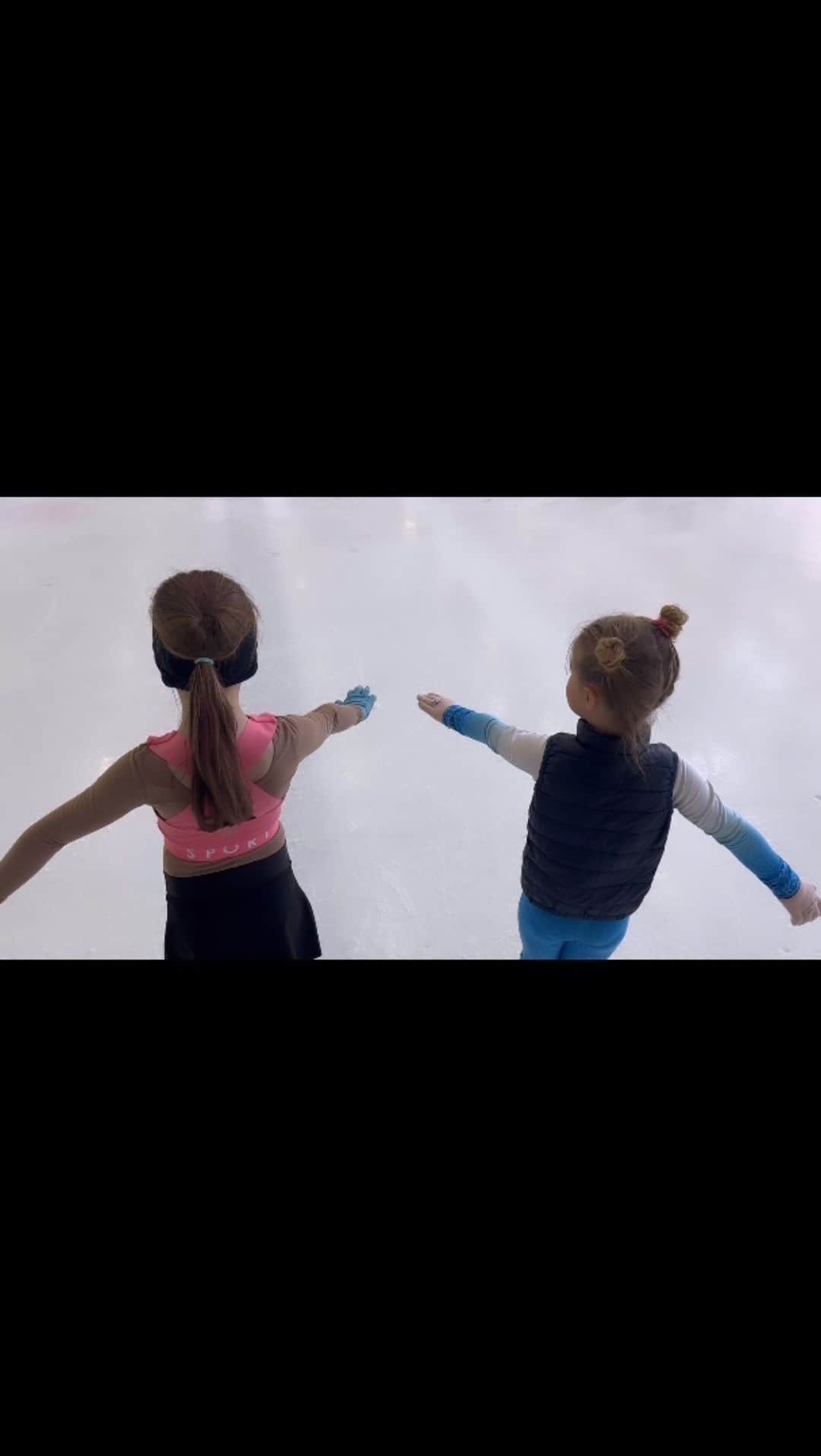 ケルシュティン・フランクのインスタグラム：「Is it even legal to this cute?! 😍🥹 • • • #figureskating #socute #6yearsold #adorable #legallycute #babiesatwork #proudcoach #workinghard」