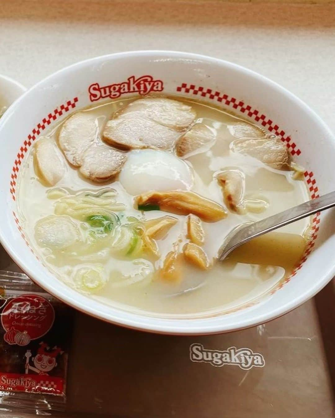 Kouichiさんのインスタグラム写真 - (KouichiInstagram)「先日の名古屋滞在時、数年ぶりにスガキヤラーメンを食べました🍜 小さい頃から上京するまでよく食べていた名古屋のソウルフードでして、懐かしの味に感動して1人でニタニタしながら食べちゃったな〜  このラーメンのスープが自分家の蛇口から出るようにリフォームしたいぐらいだもん🚰 ま！じ！で！🐥  そんなこんなで。 カメレオ約6年半ぶりとなるワンマンライヴ11月25日(土) 渋谷WWW公演の先行申し込みが終了しました。 改めまして申し込んで頂きましたみなさん、本当にありがとうございました。  チケットの抽選結果確認＆お支払いは 明日6/3(土)13:00 ～となります。  去年の10月にユナイトからZEAL LiNkun TOUR 2023にお誘いしてもらい 5/25名古屋ELL公演がソールドアウトする前までは まさかまたカメレオとしてワンマンライヴをやる日が来るなんて思ってもいなかったので、今この状況が不思議だなぁ〜と思ったり  あとは素直にやっぱりバンドって楽しいんだな！！ とか思ったり…  解散してからこんなにも歳月が経ってしまったバンドのワンマンに、こんなにも来ようとしてくれるファンのみんなが未だにいてくれることが  ただただ嬉しいし ただただ感謝だし ただただ幸せなことなんだなと しみじみ思います。  カメコ＆カメオのみなさん 本当にありがとうございます。  11月25日(土) 渋谷WWW 必ず素敵なカメレオライヴをお届けしたいと思います✌️😀♬  ◆NEXT LIVE◆ 2023年11月25日(土) 渋谷WWW Kameleo 2023 LAST LIVE 「How are you？」  入金期間:6/3(土)13:00 ～ 6/16(金) 21:00   🆕Kameleo New HP🆕 http://Kameleo.net  #Japan #BAND #バンド #Kameleo #カメレオ #Bass #ベース #Kouichi #NEXT #LIVE #渋谷WWW #Howareyou？」6月2日 18時47分 - kamekouchian